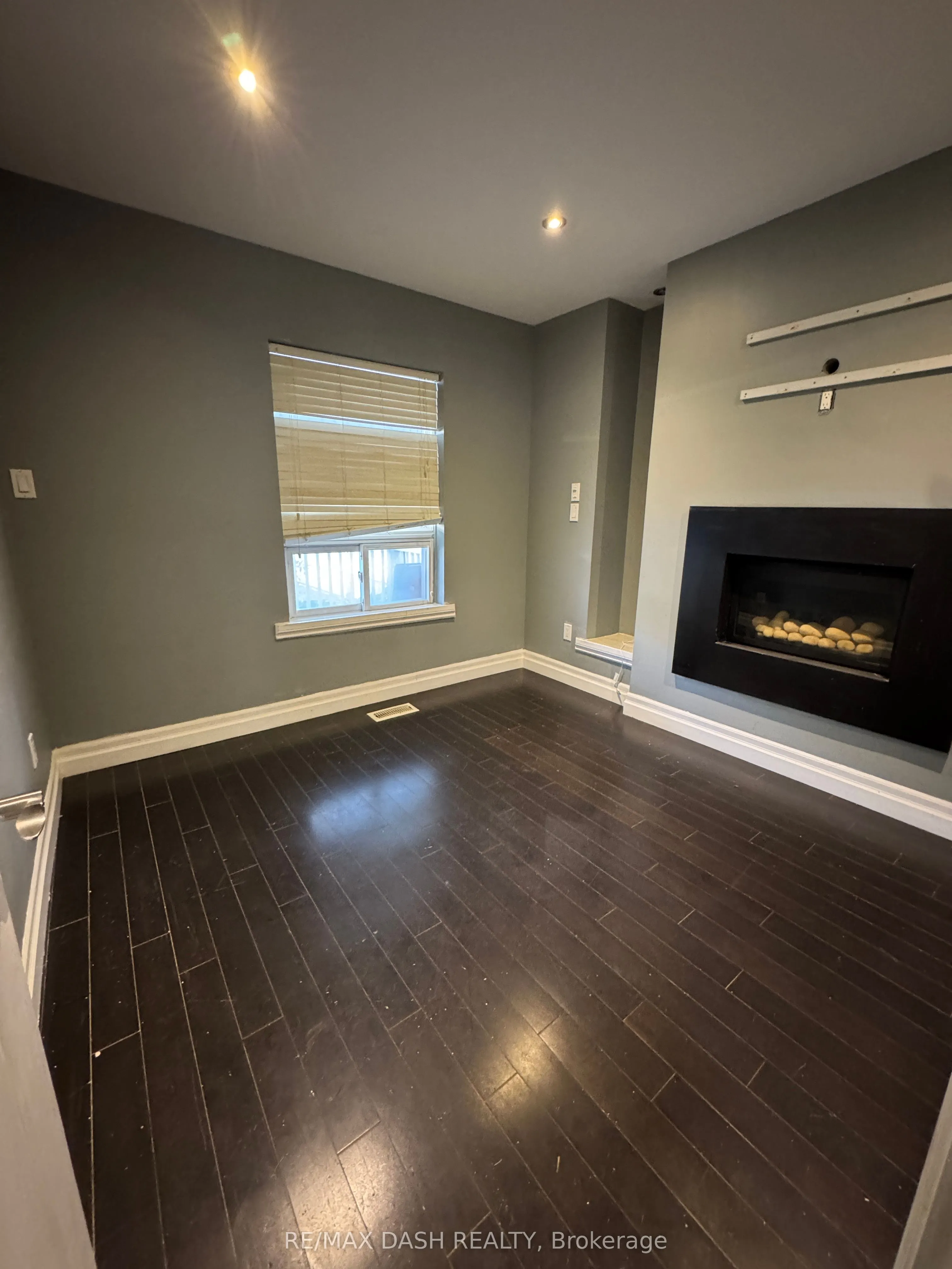 1531 Queen Street E, #Main fl