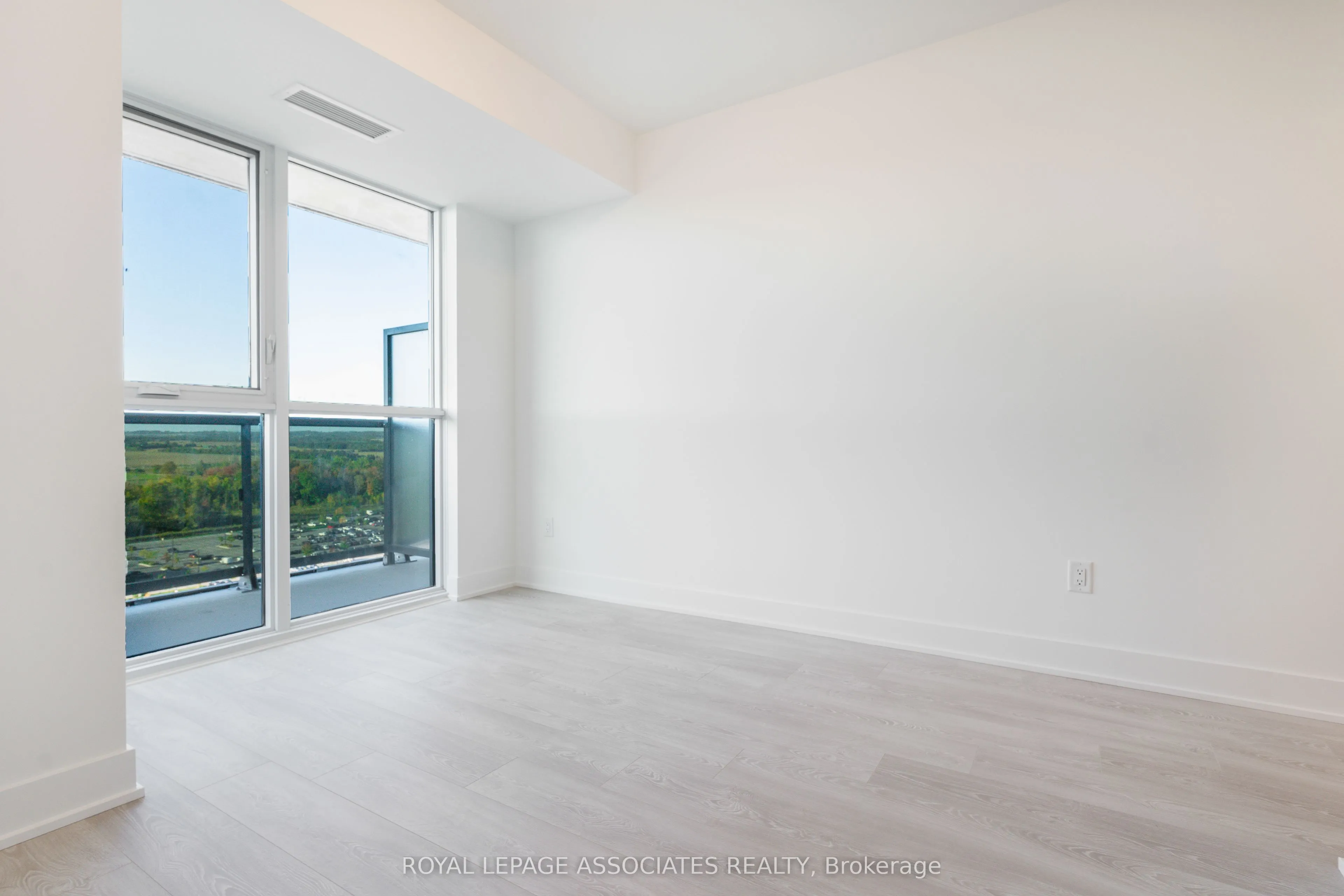 2545 Simcoe Street N, #1832