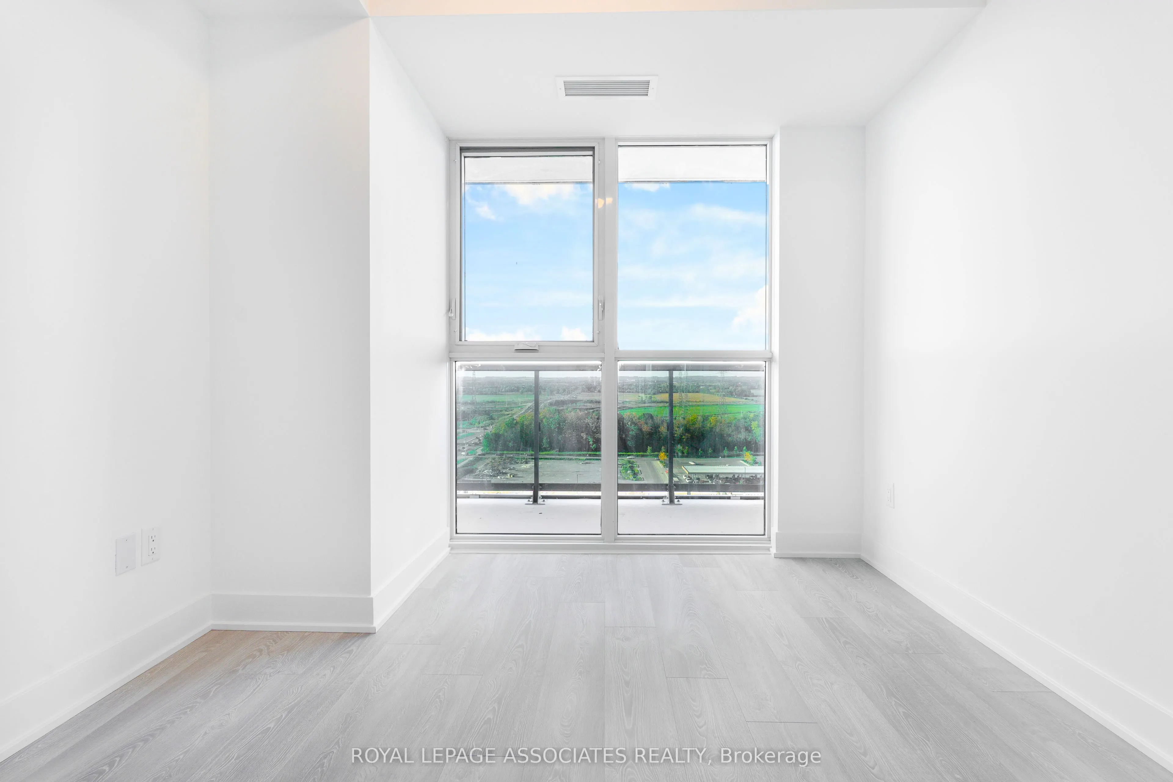 2545 Simcoe Street N, #1832