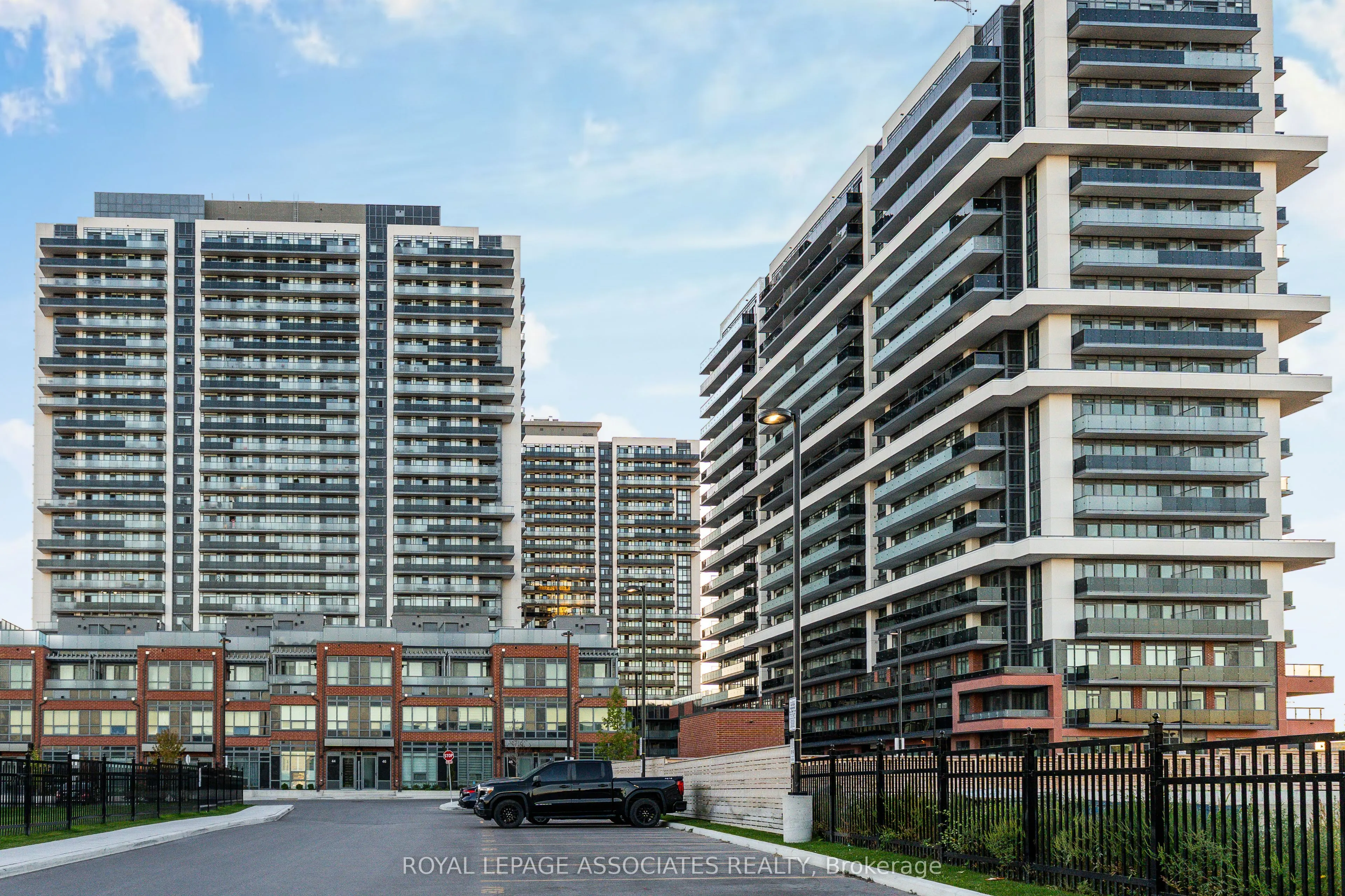 2545 Simcoe Street N, #1832