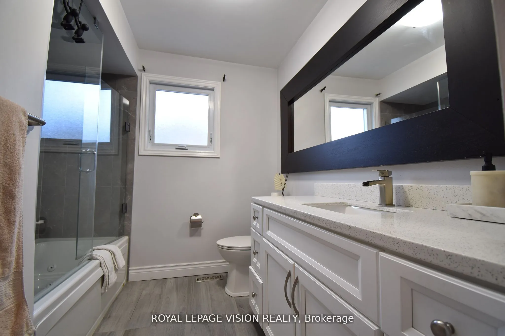 28 Valley Centre Drive S
