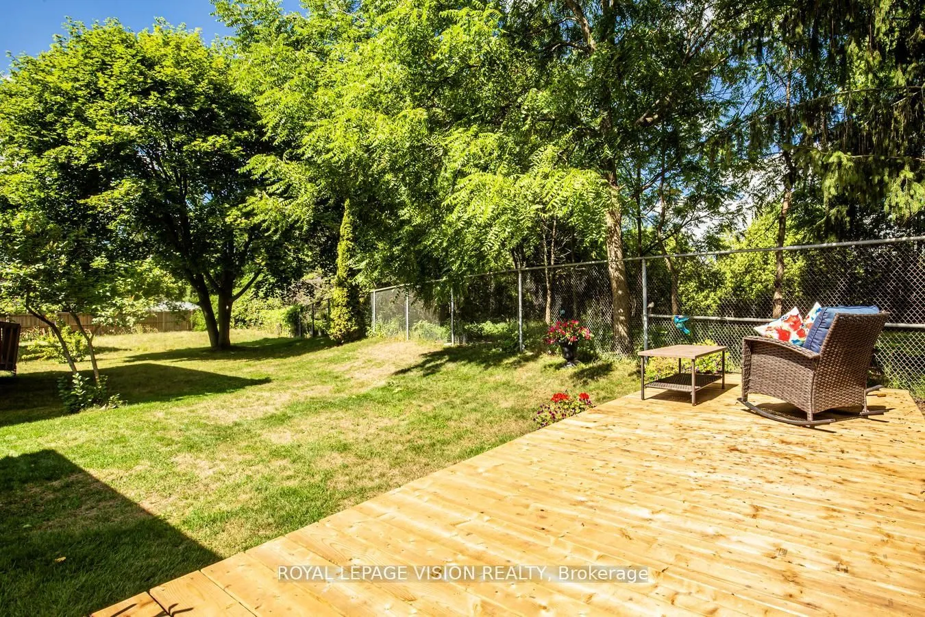 28 Valley Centre Drive S