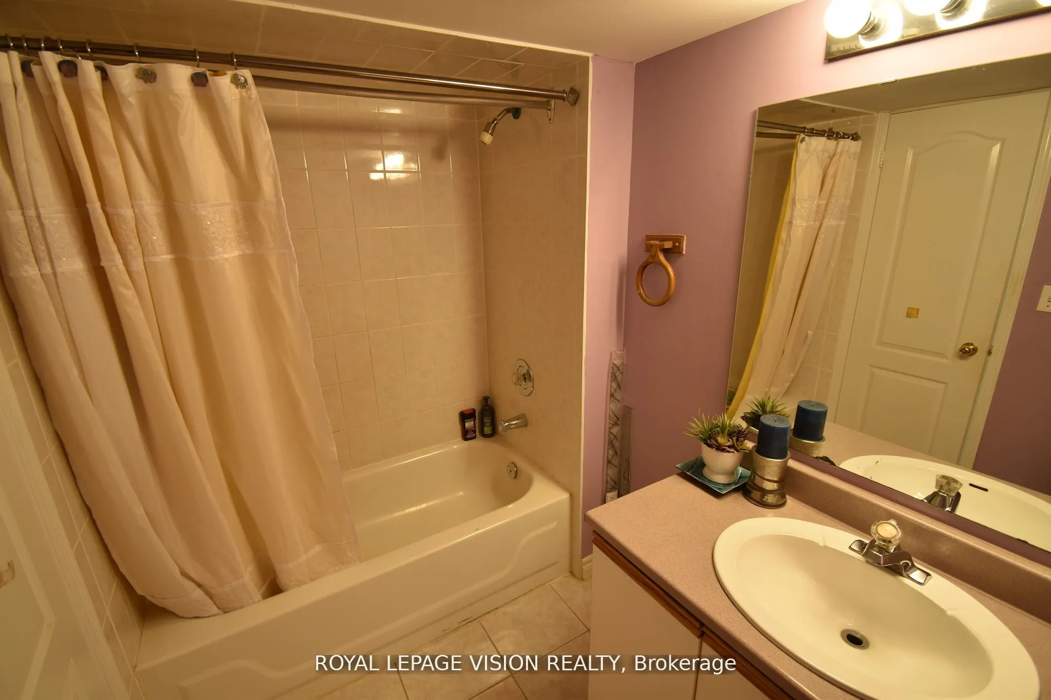 28 Valley Centre Drive S