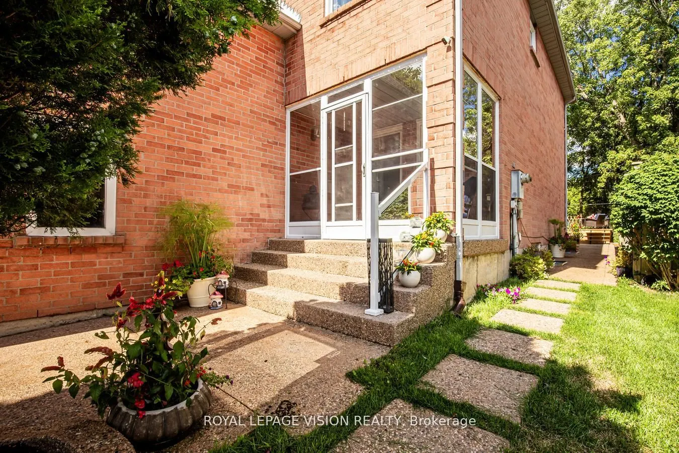 28 Valley Centre Drive S