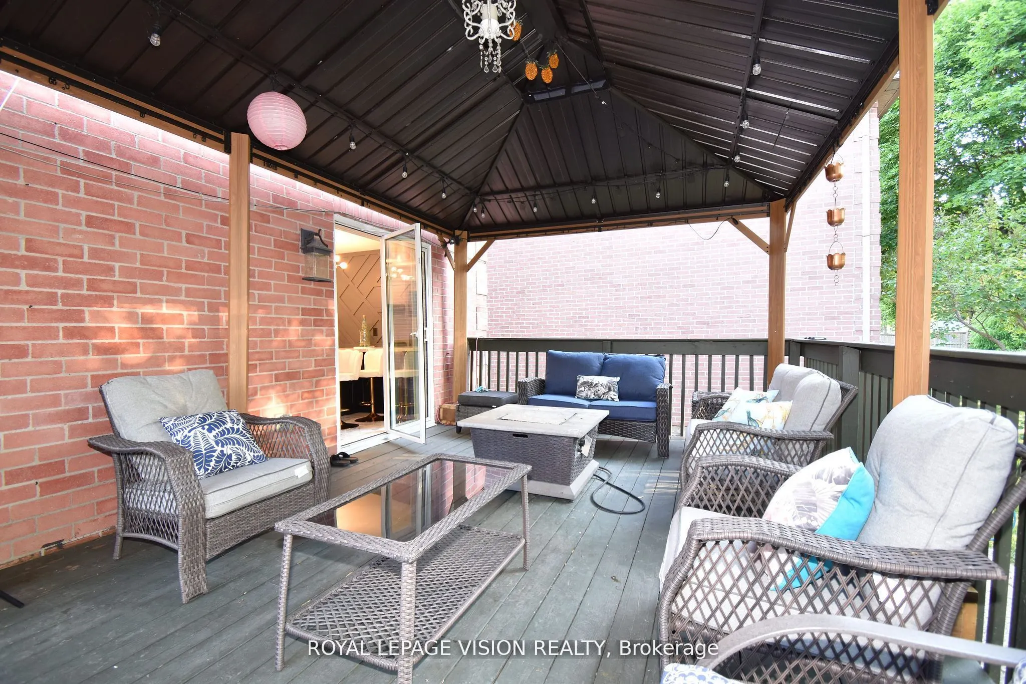 28 Valley Centre Drive S