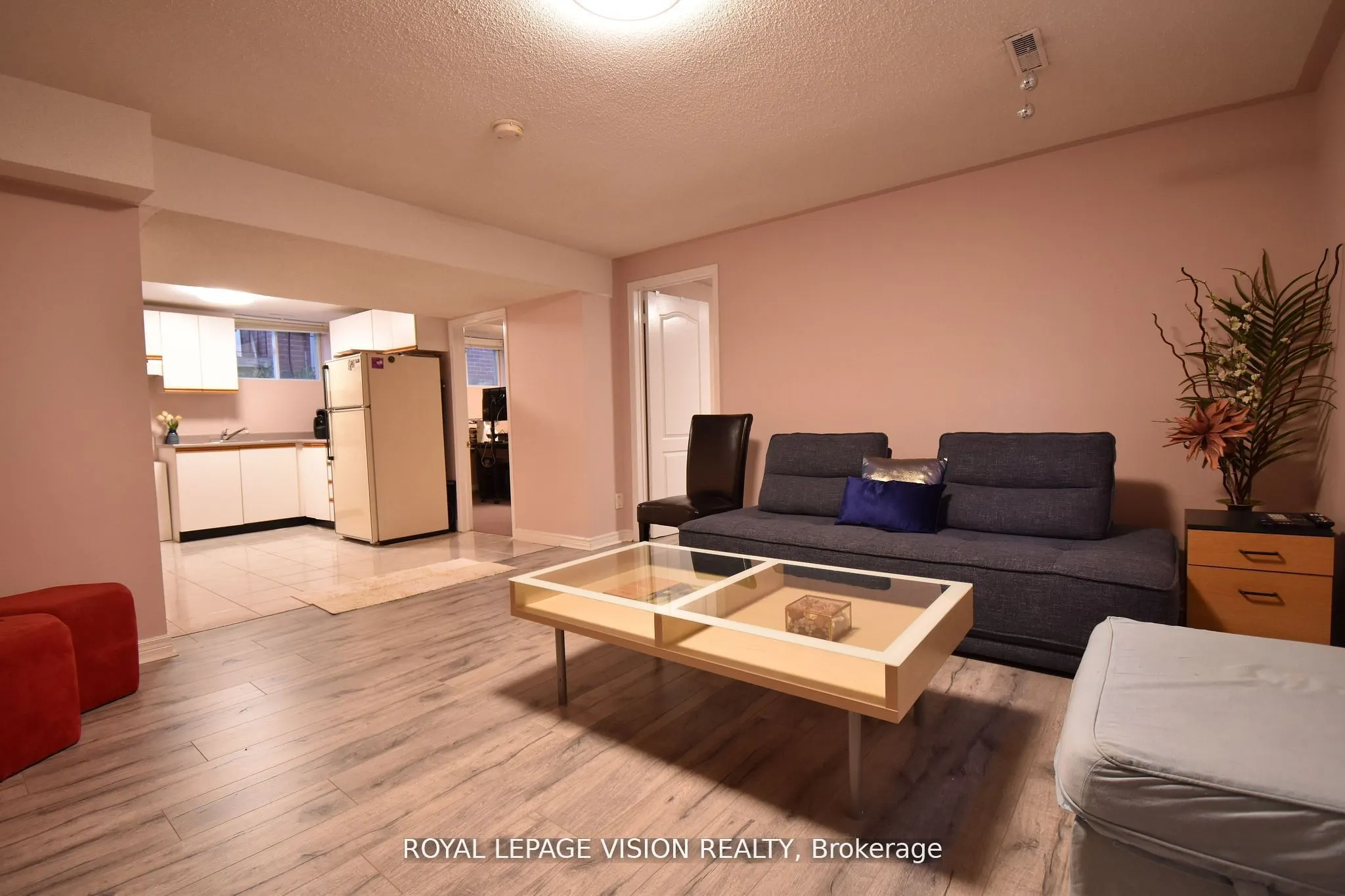 28 Valley Centre Drive S