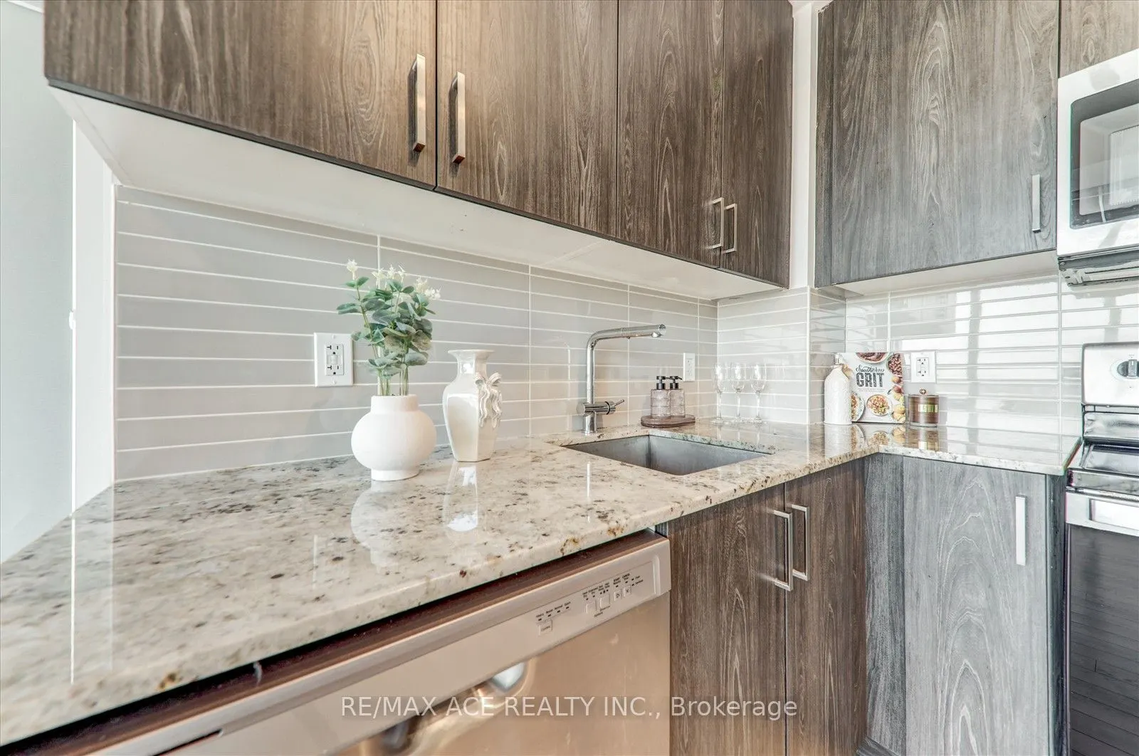 20 Meadowglen Place, #2606