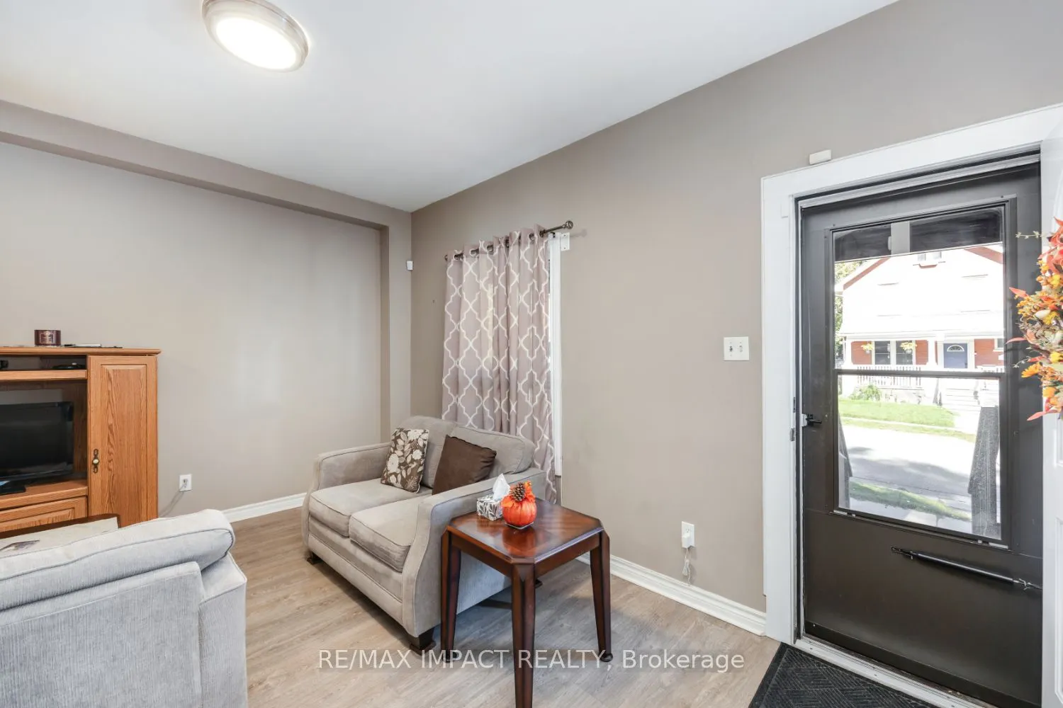 255 Arthur Street E