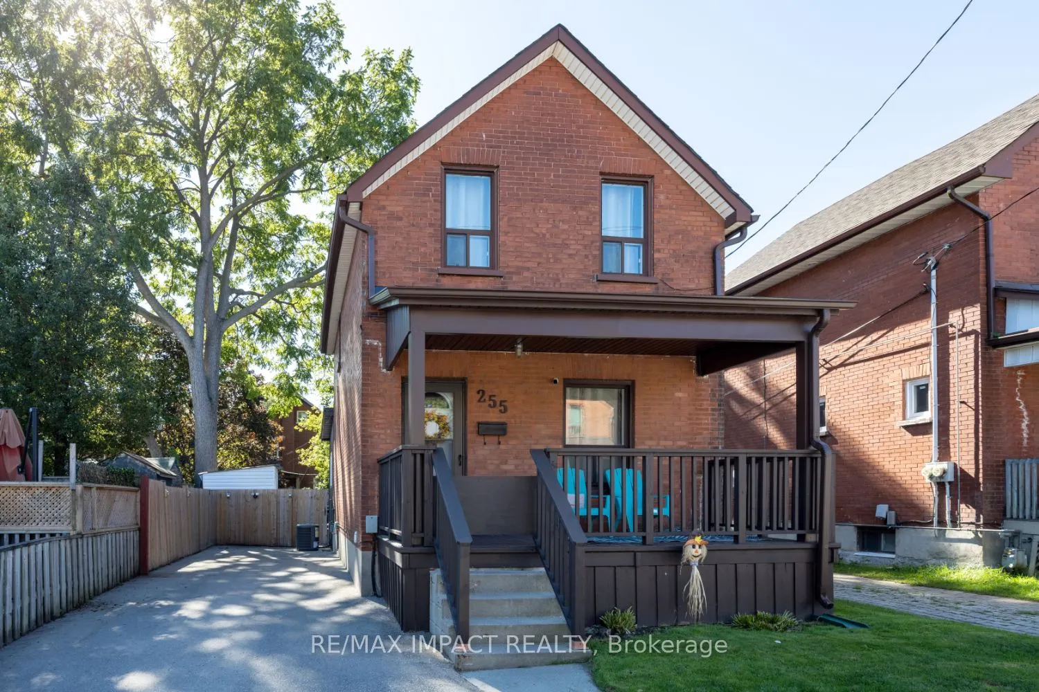 255 Arthur Street E