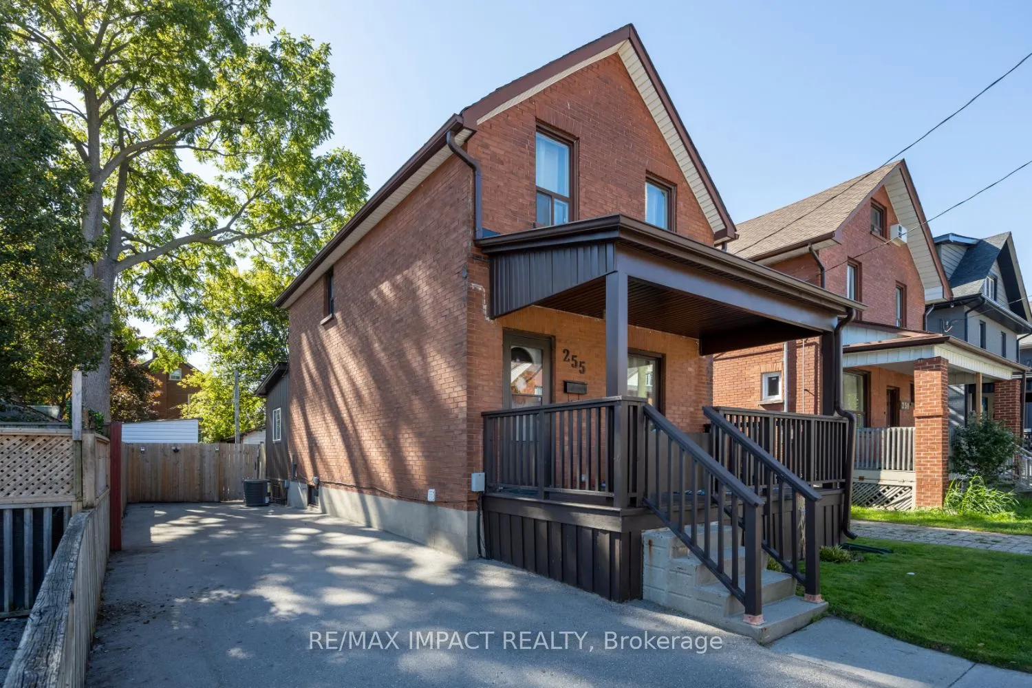 255 Arthur Street E
