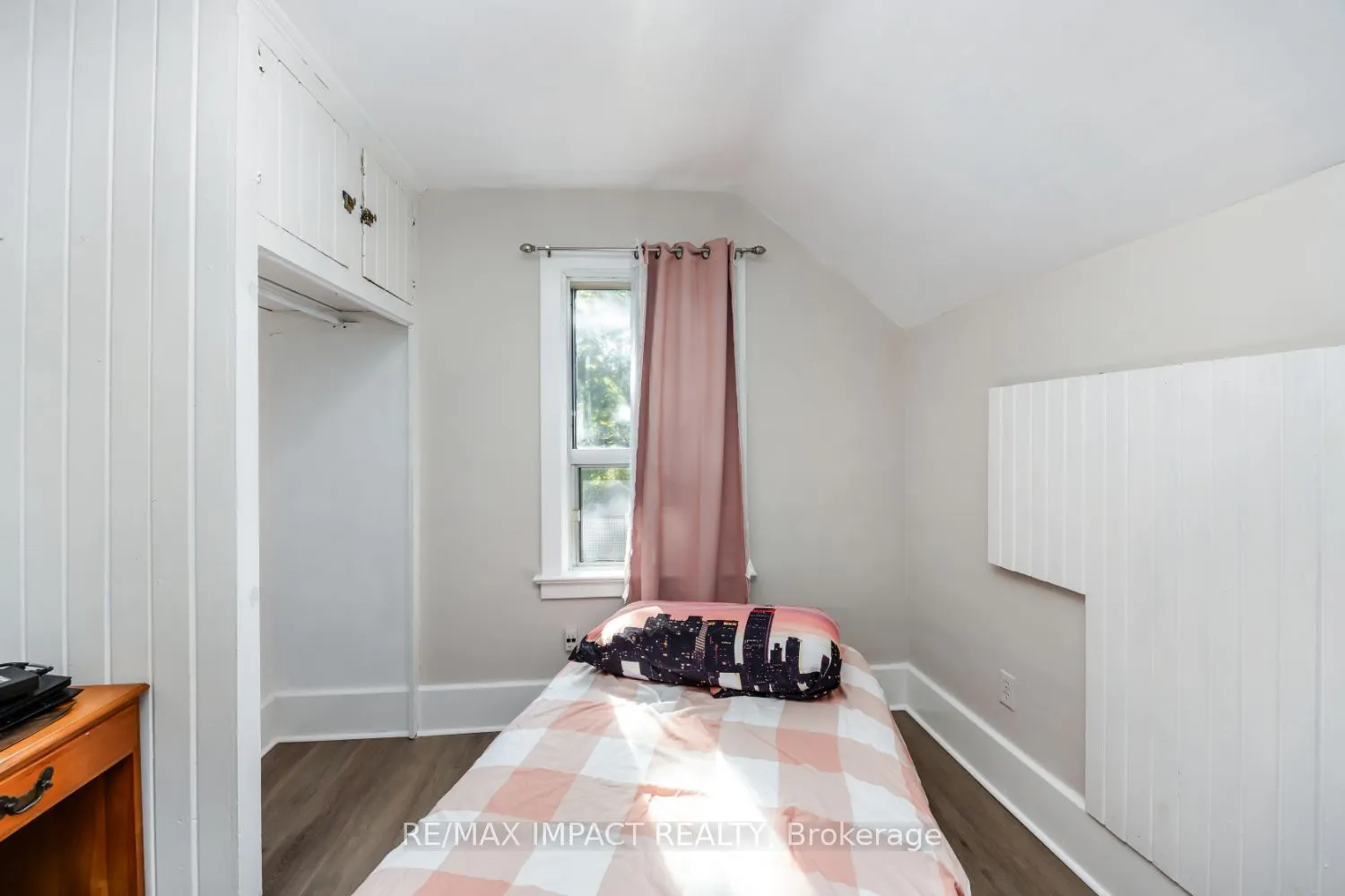 255 Arthur Street E
