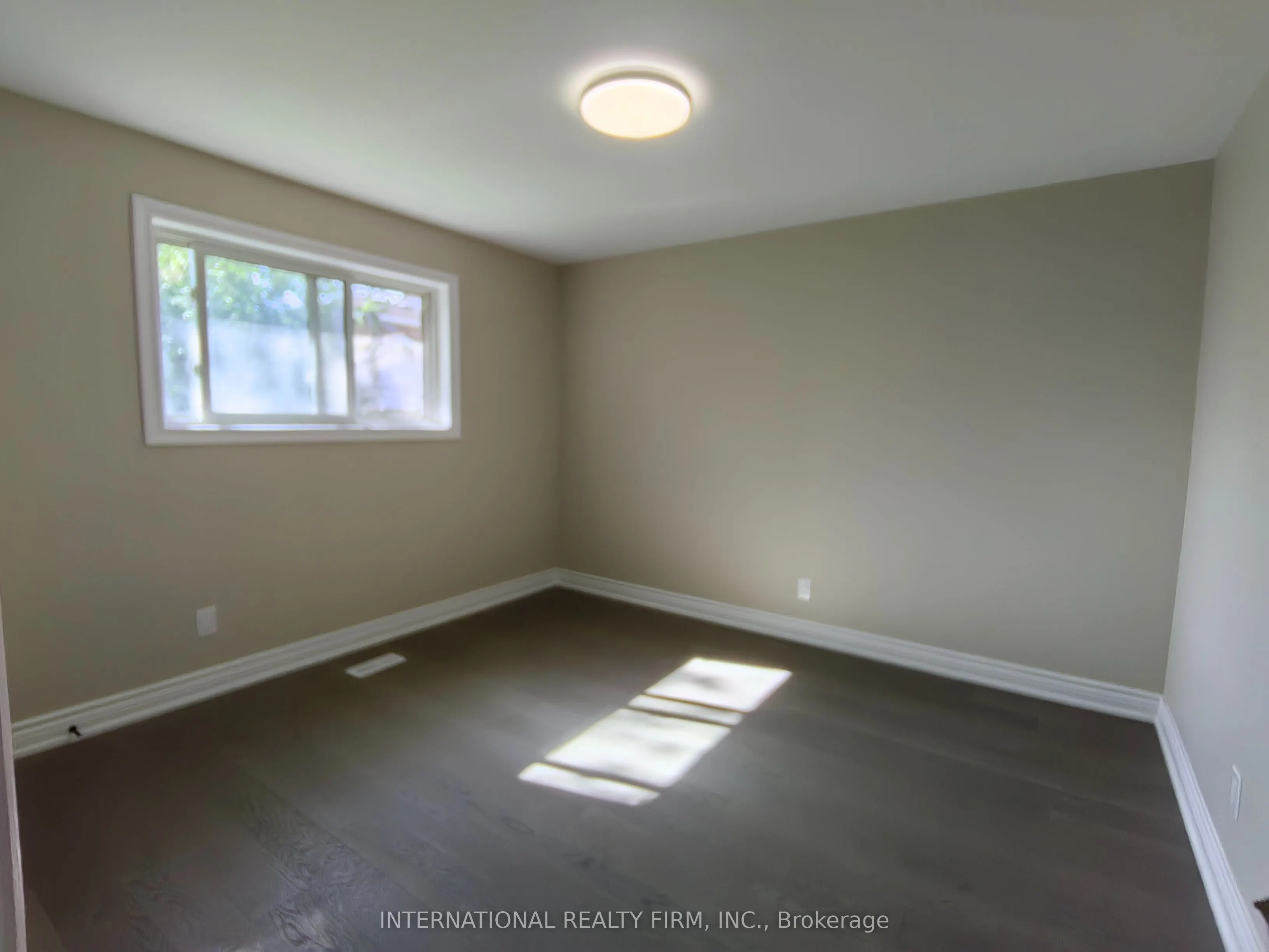 463 Rossland Road E