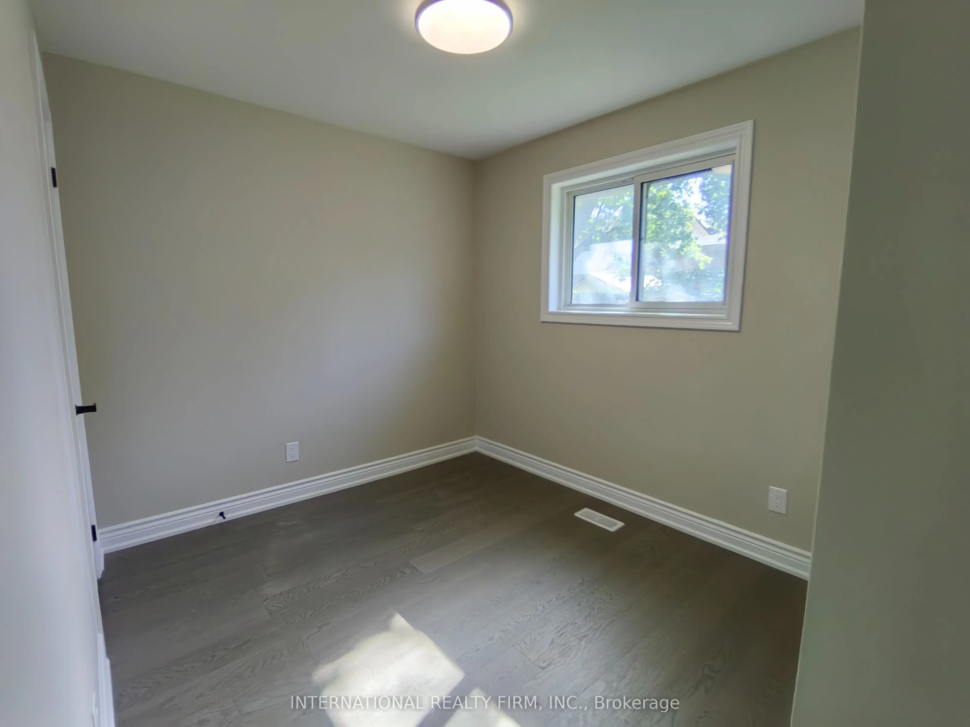 463 Rossland Road E