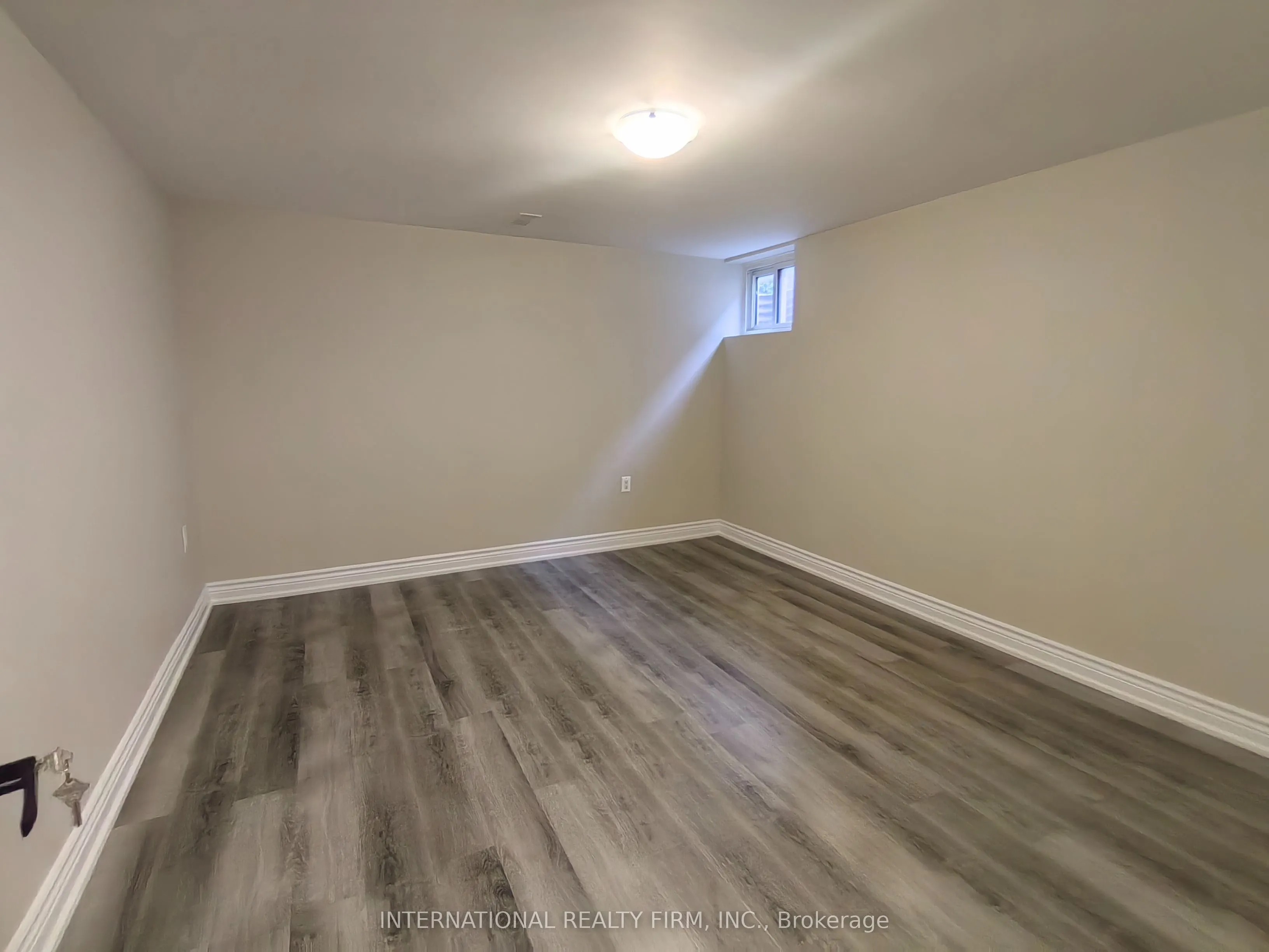 463 Rossland Road E