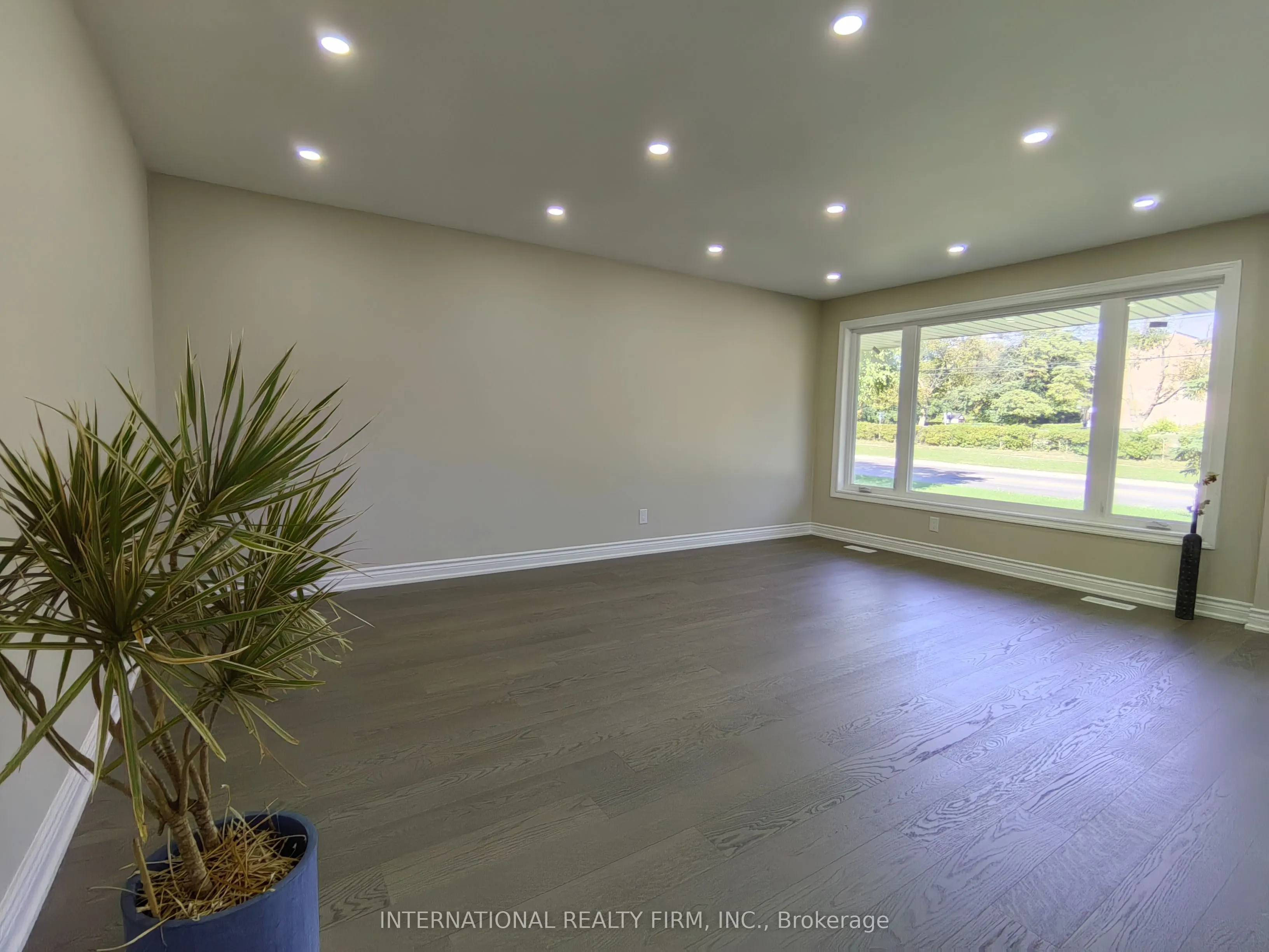 463 Rossland Road E