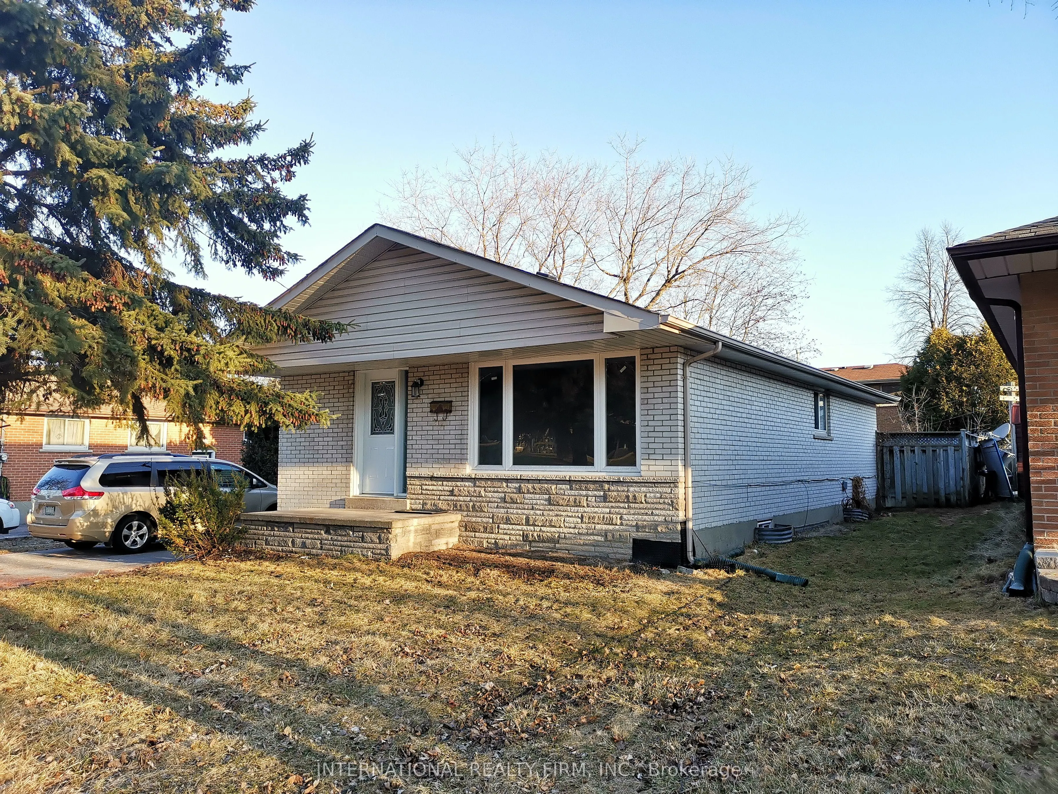 463 Rossland Road E
