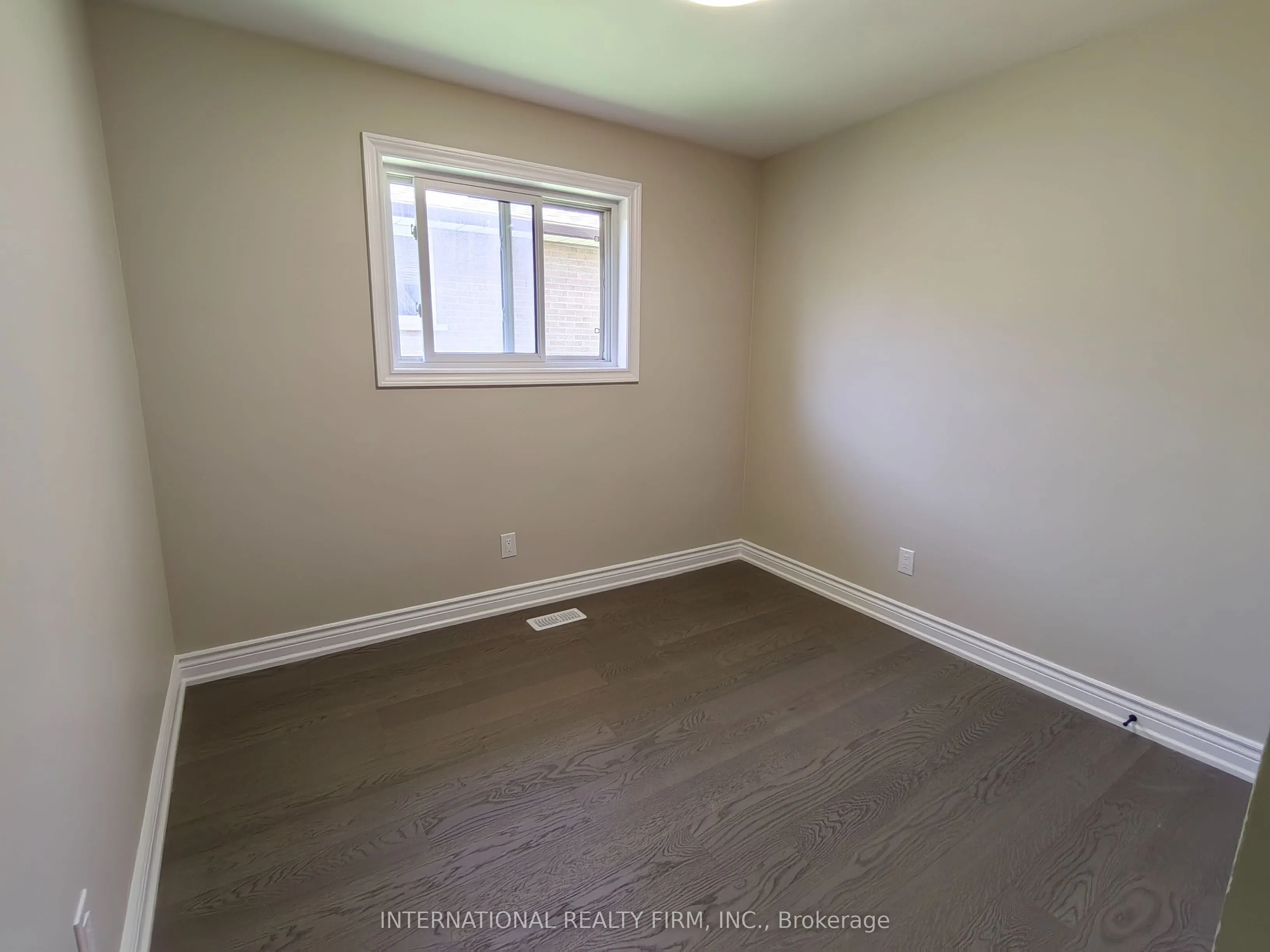 463 Rossland Road E