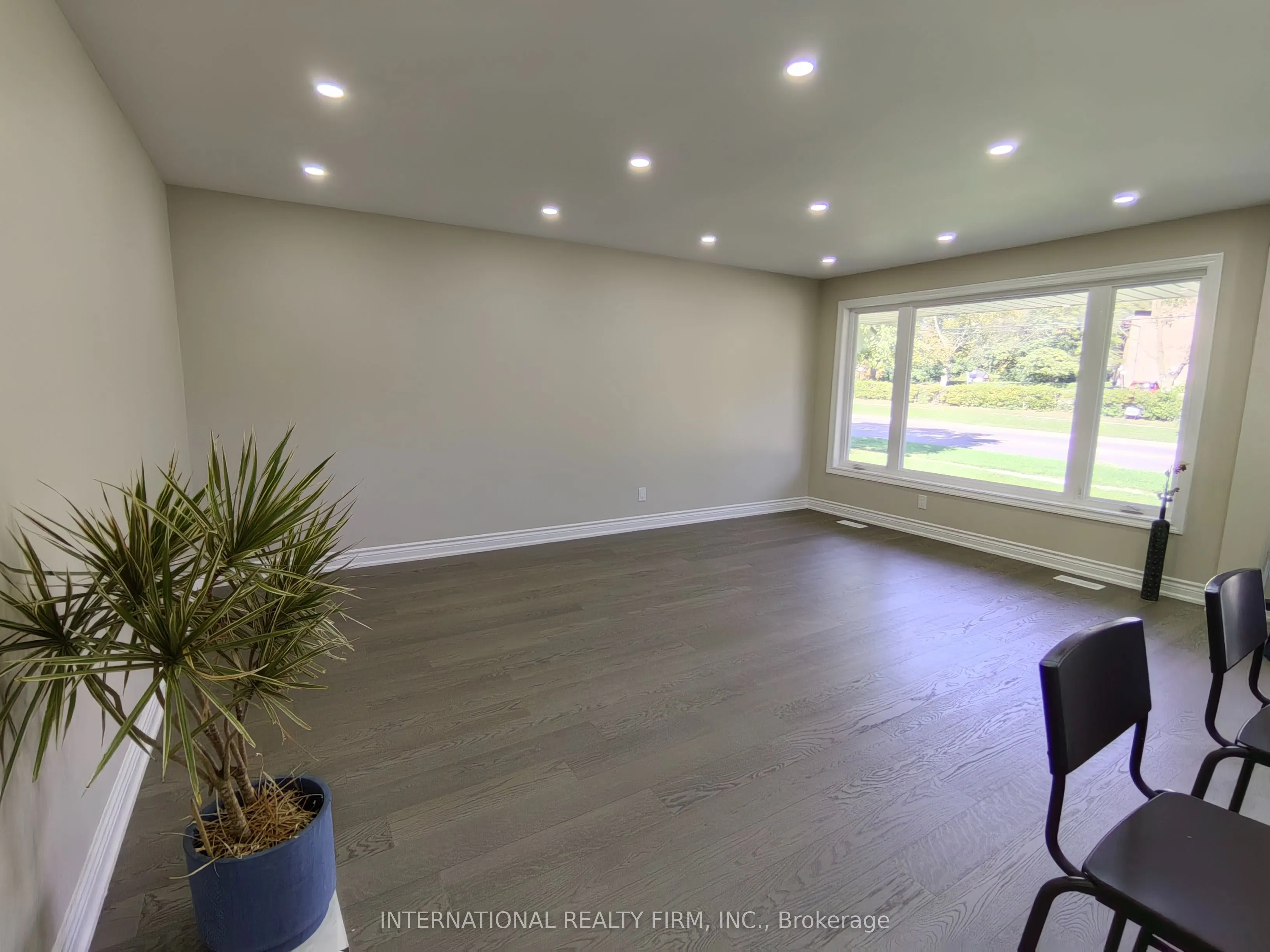 463 Rossland Road E