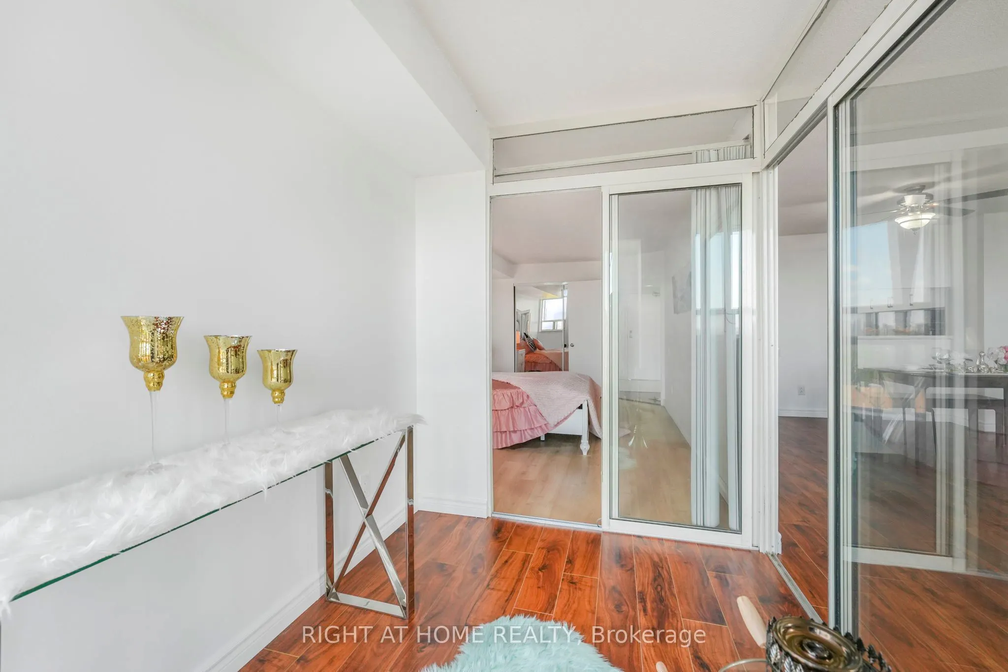 2466 Eglinton Avenue E, #707