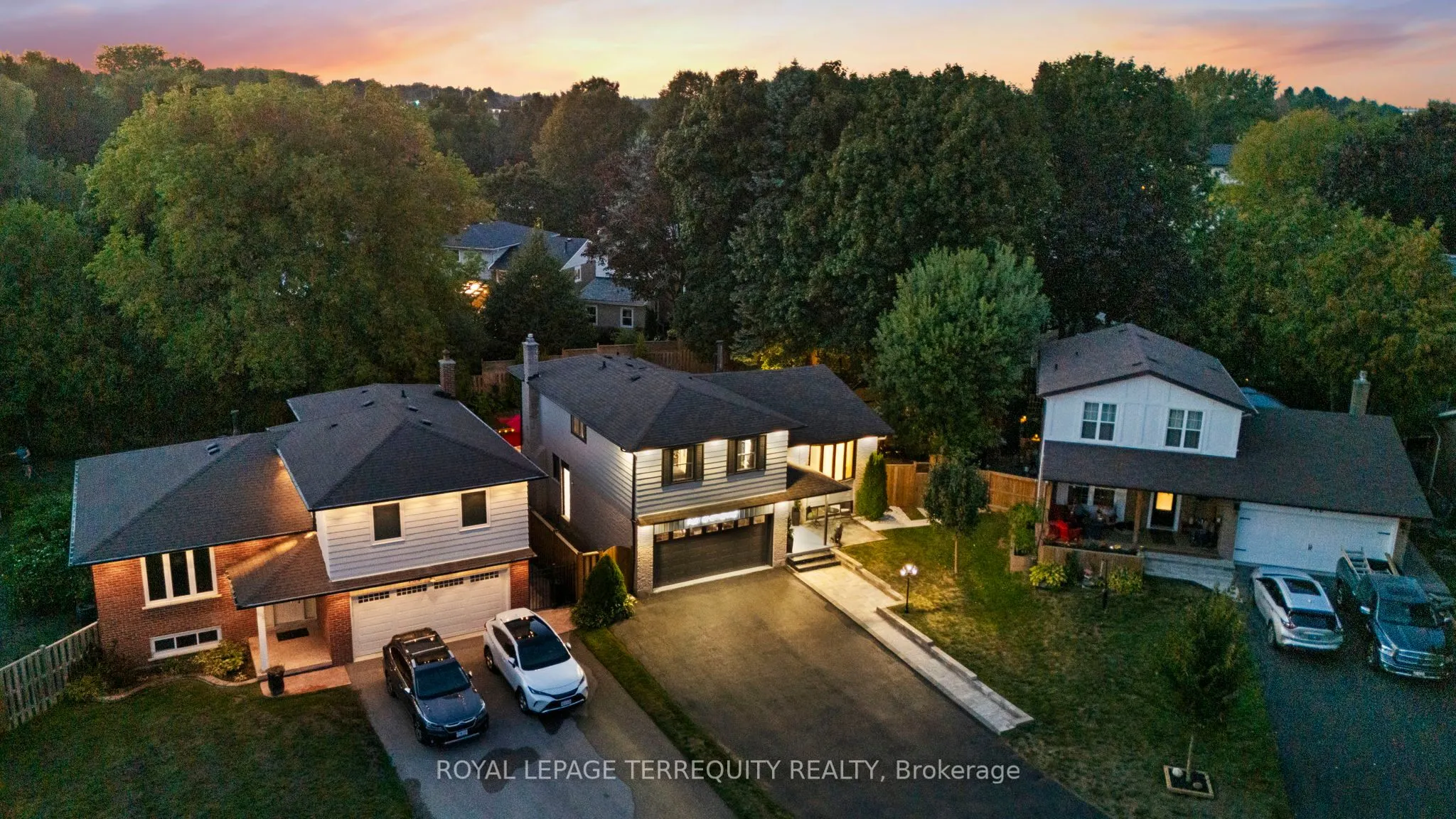 708 Aruba Crescent