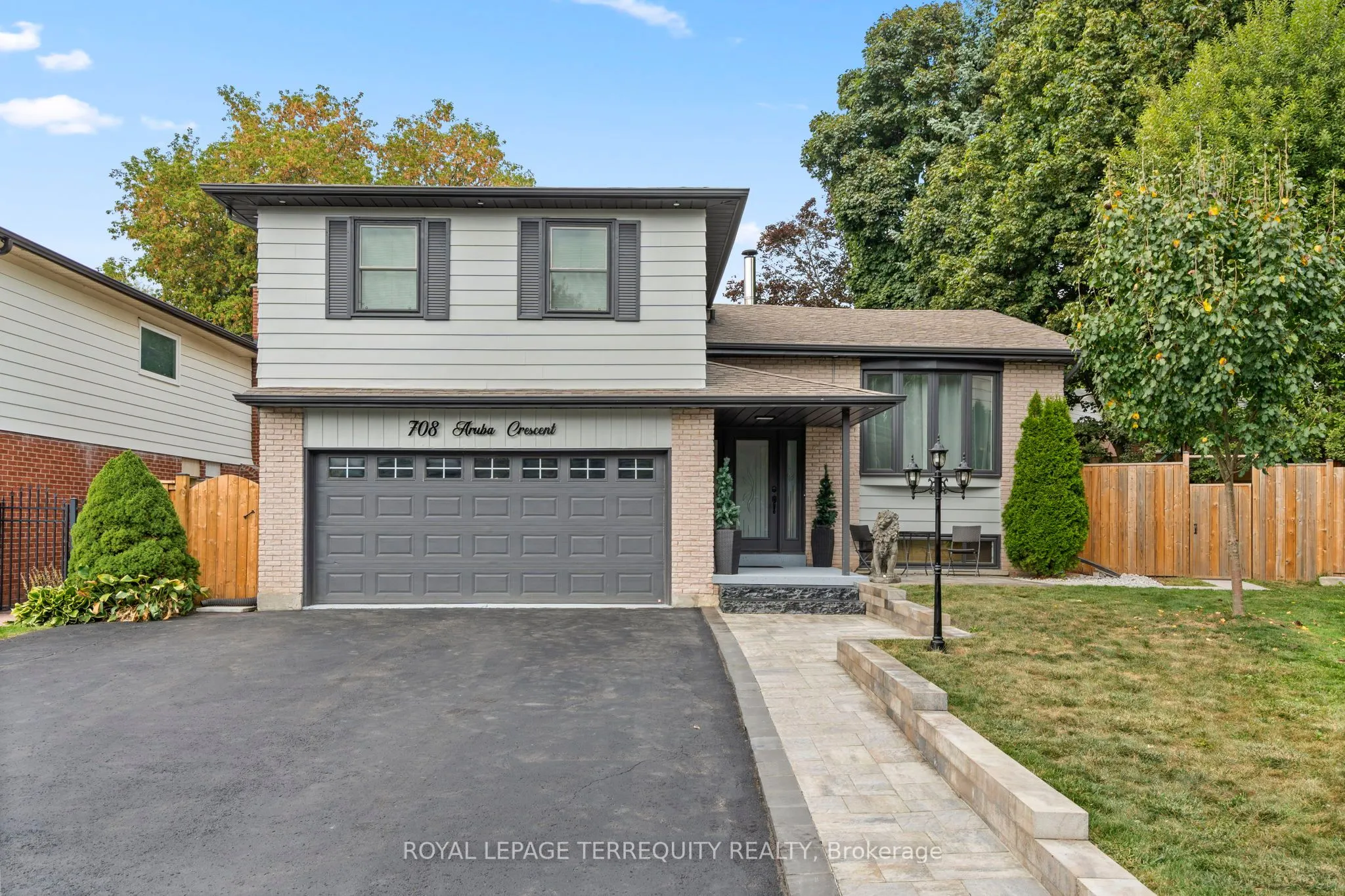 708 Aruba Crescent