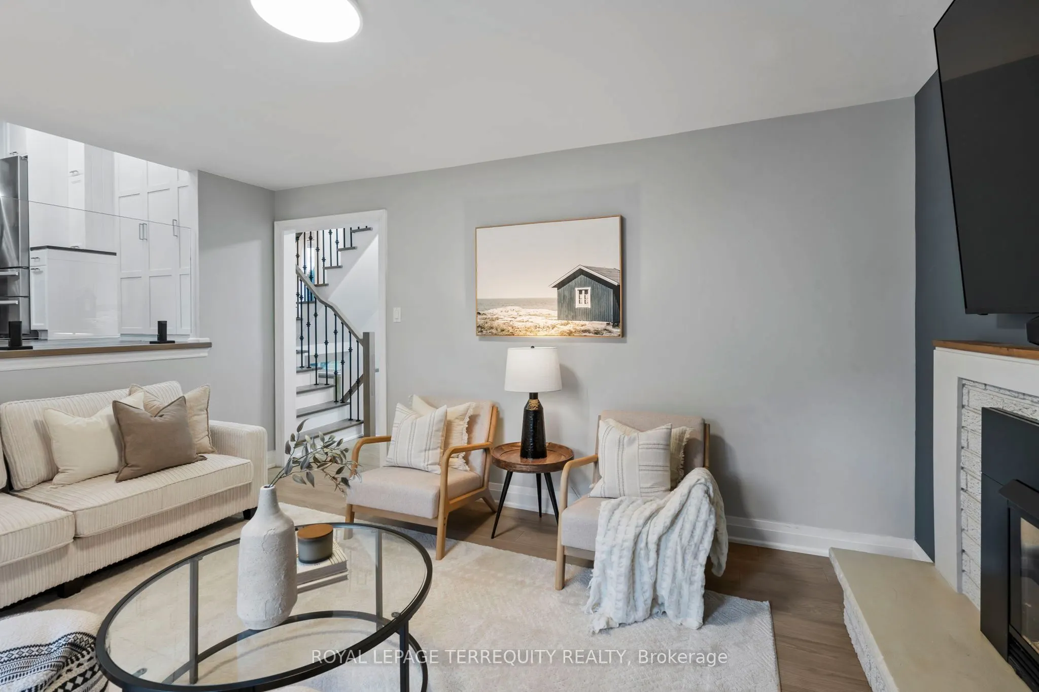 708 Aruba Crescent