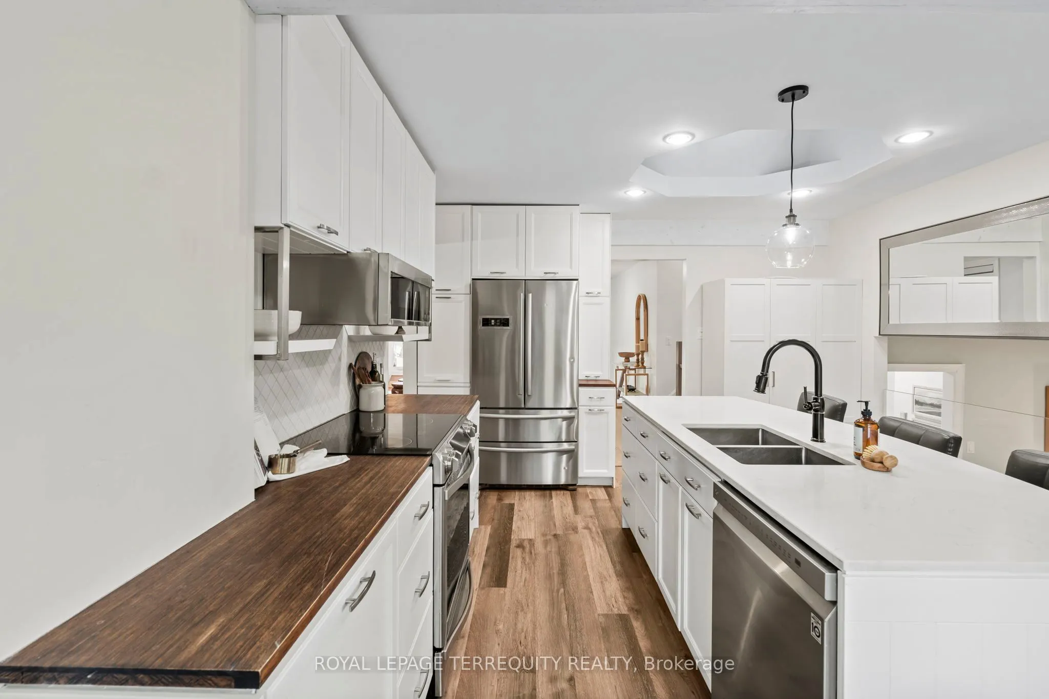 708 Aruba Crescent