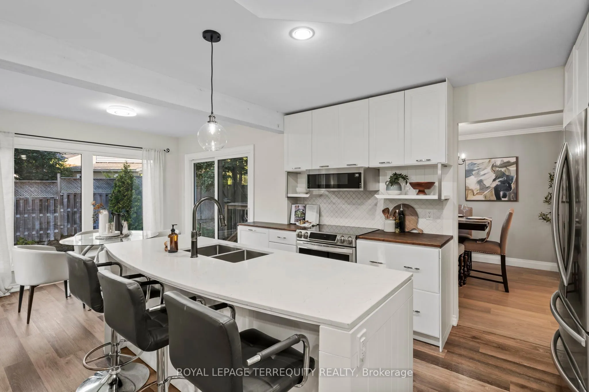 708 Aruba Crescent