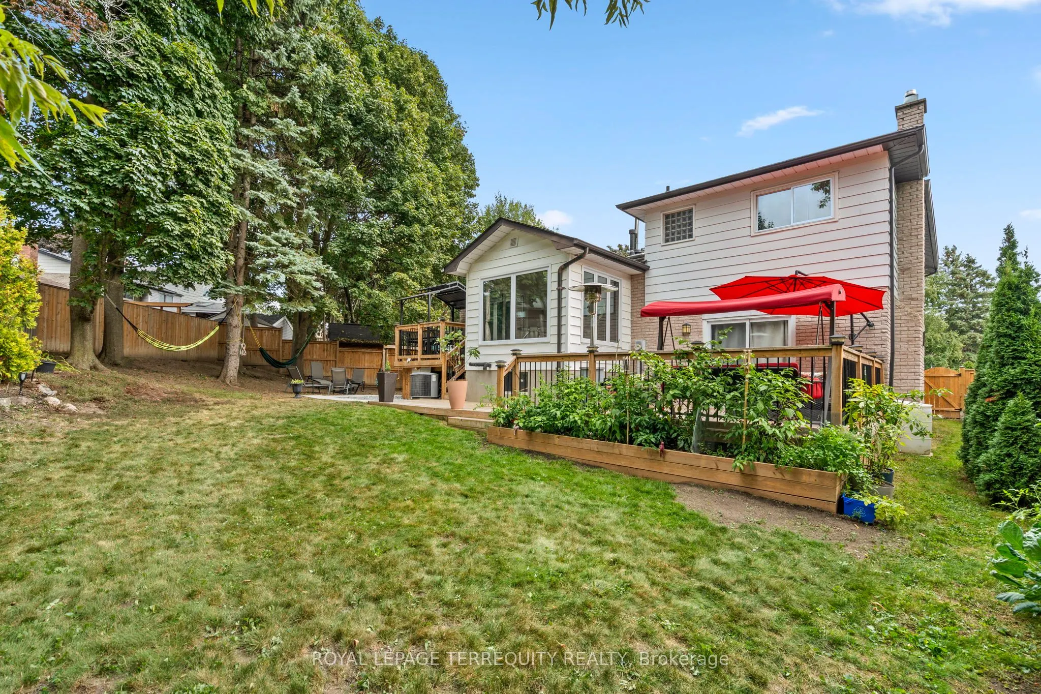 708 Aruba Crescent
