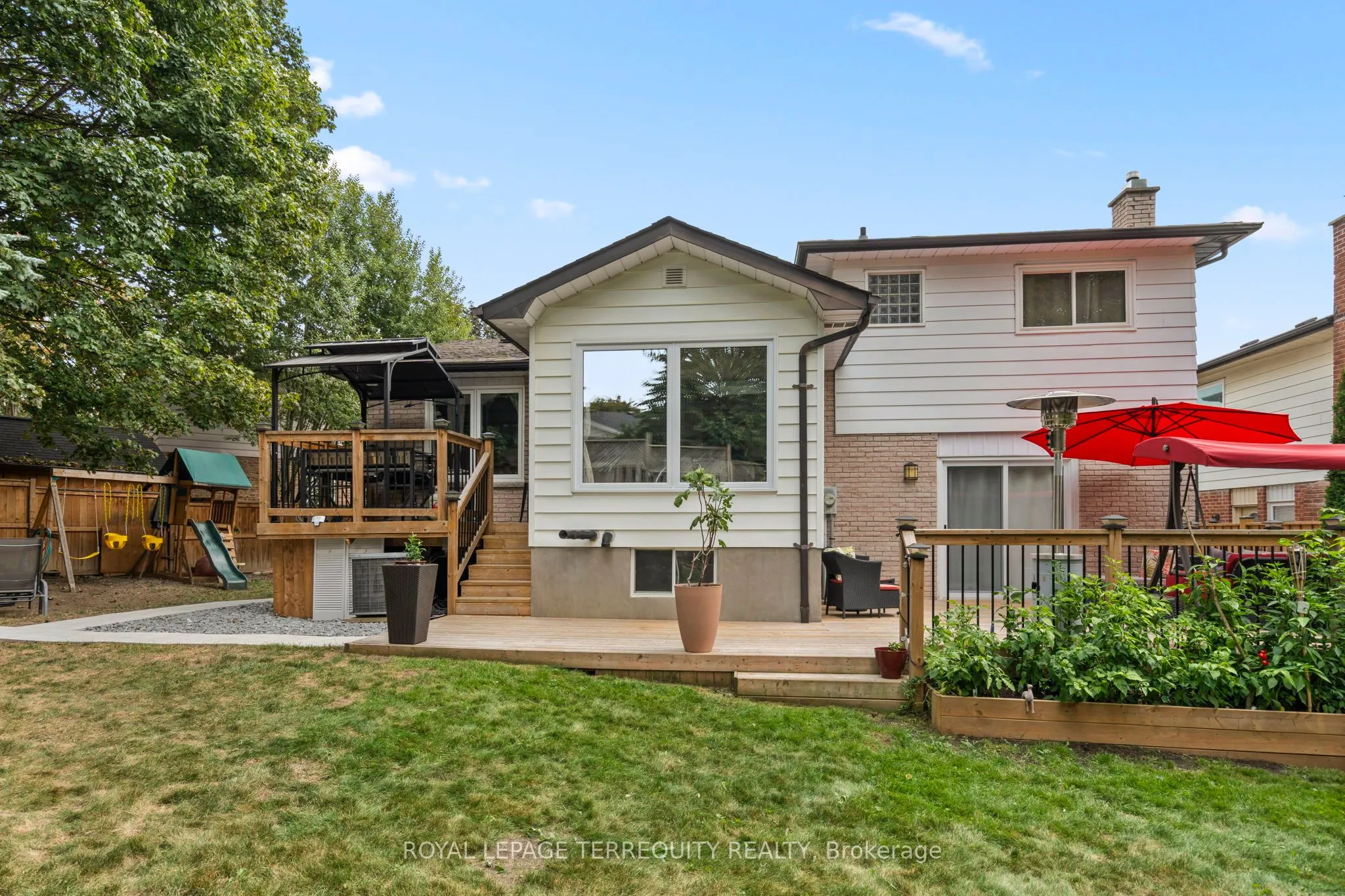 708 Aruba Crescent