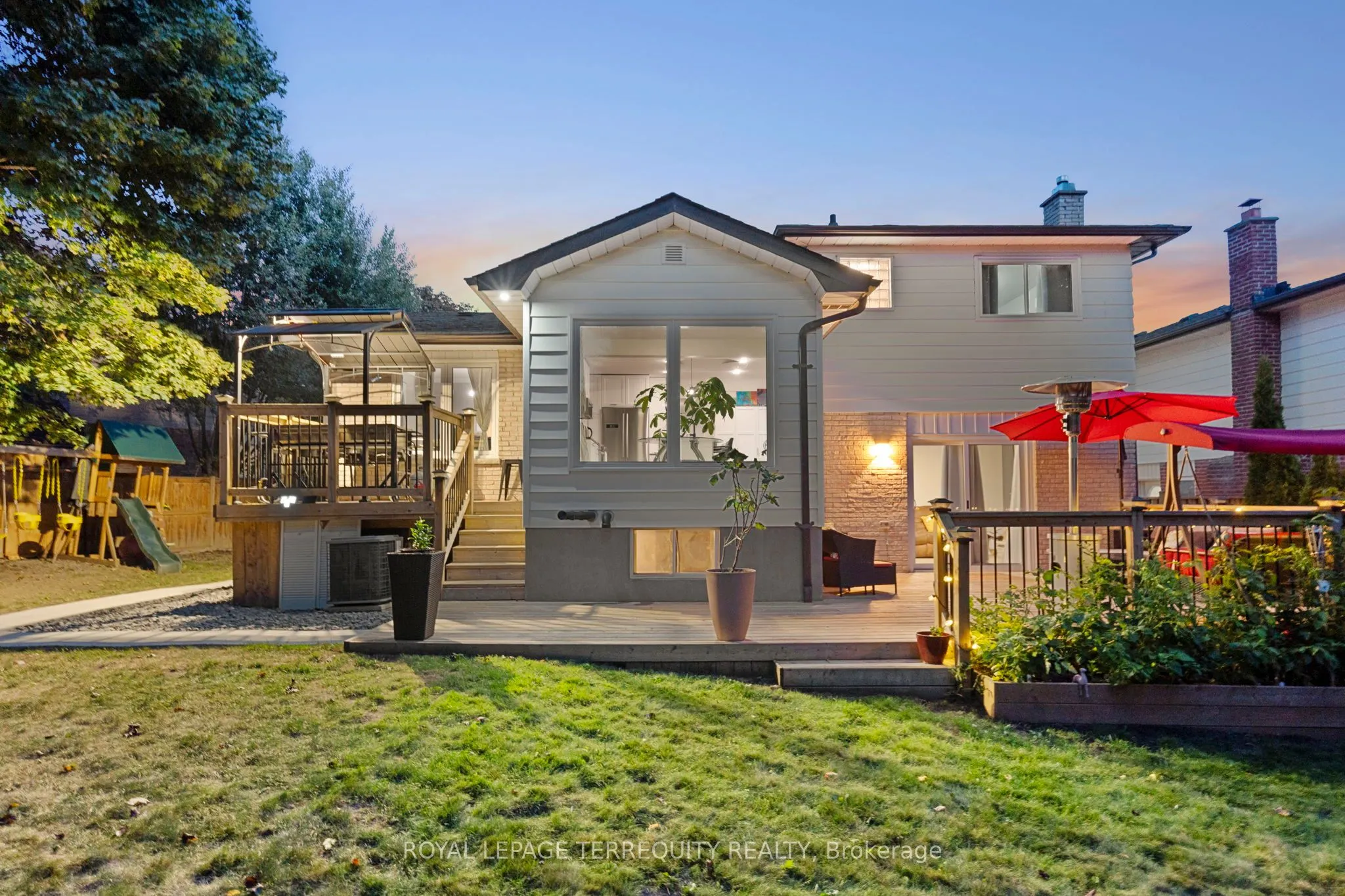 708 Aruba Crescent