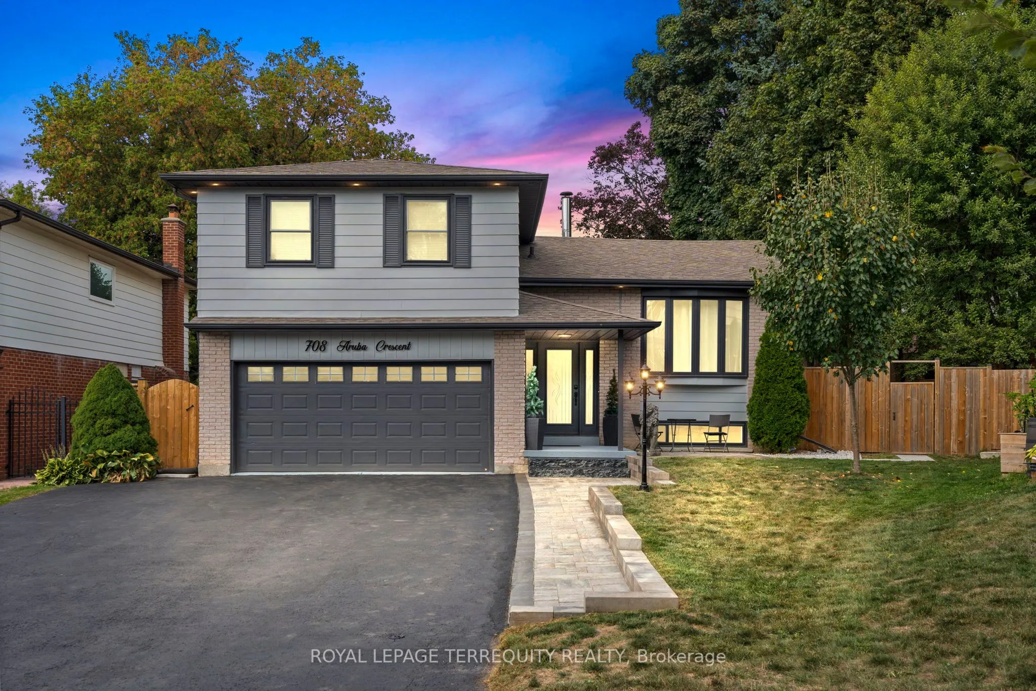 708 Aruba Crescent
