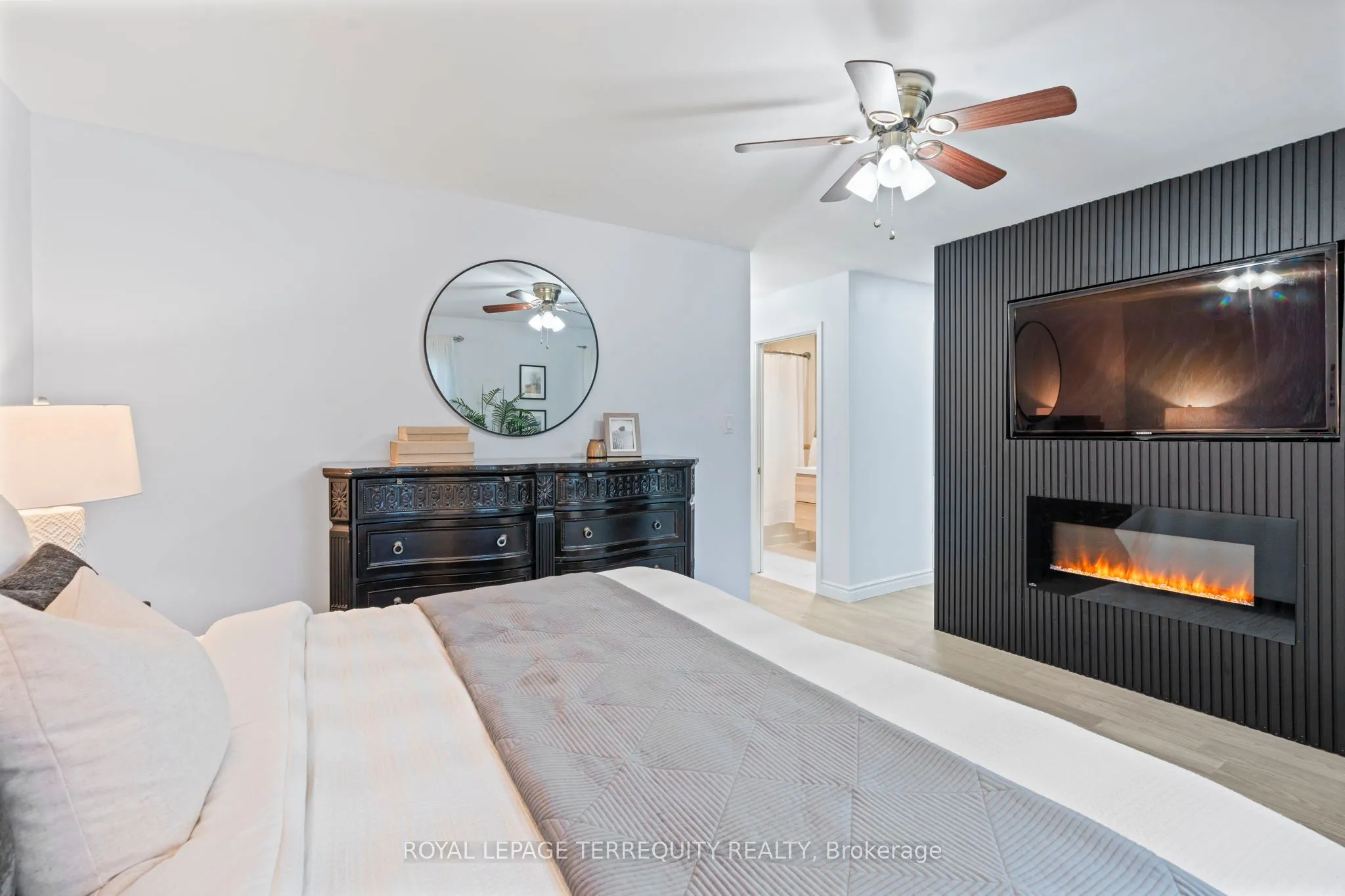 708 Aruba Crescent