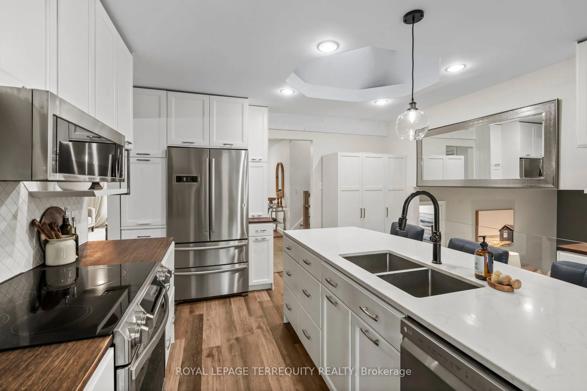708 Aruba Crescent