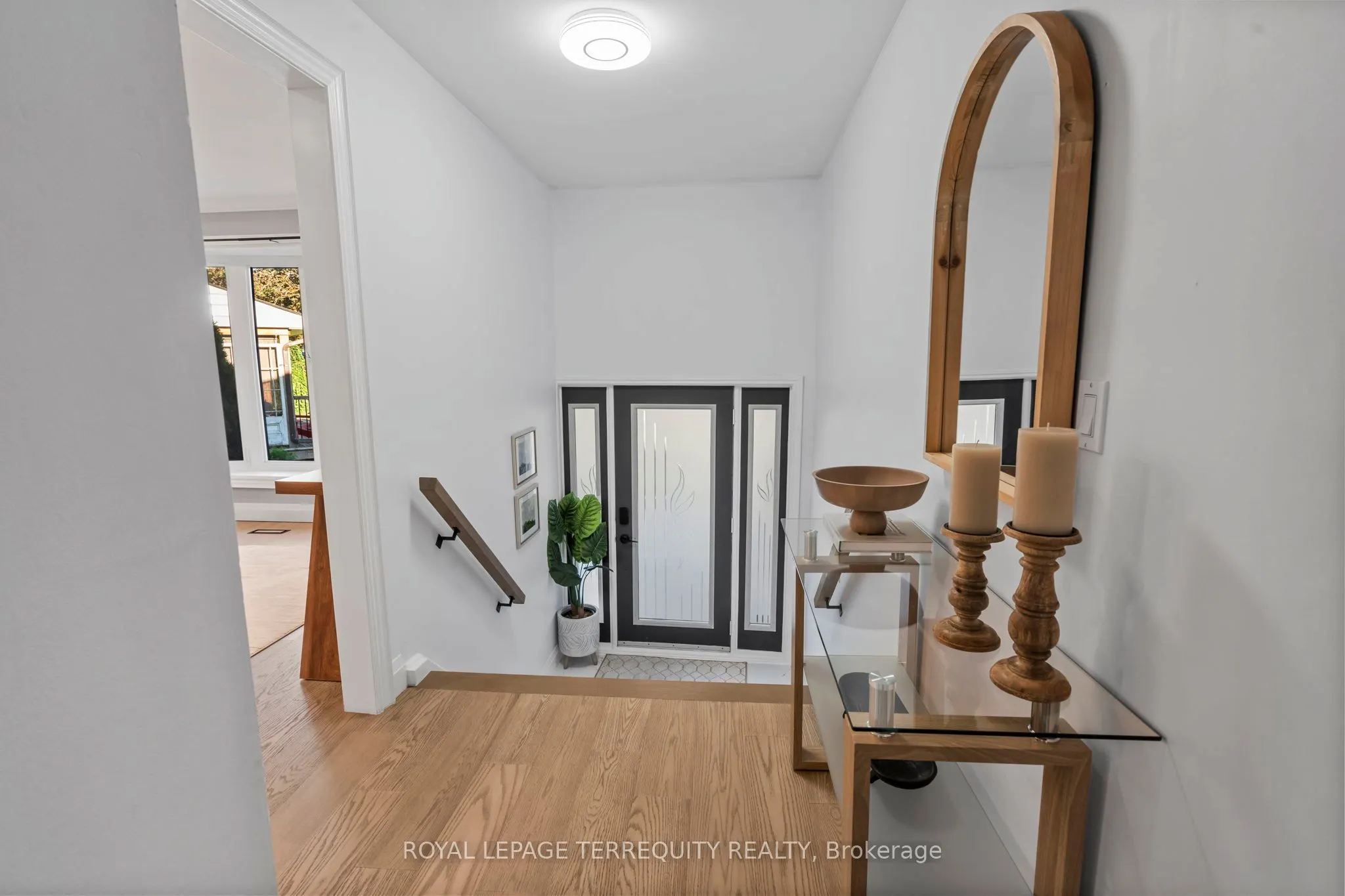 708 Aruba Crescent