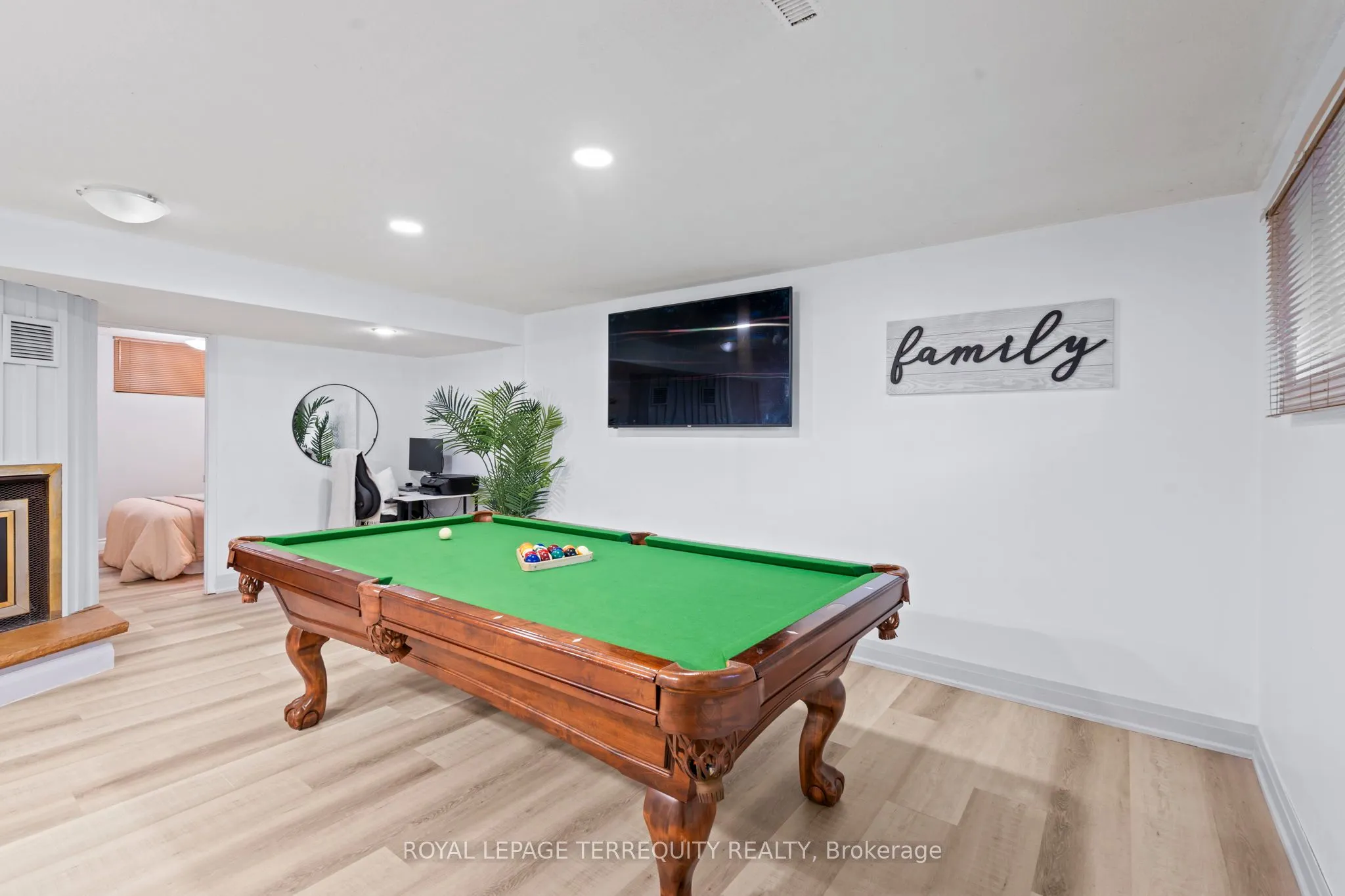 708 Aruba Crescent