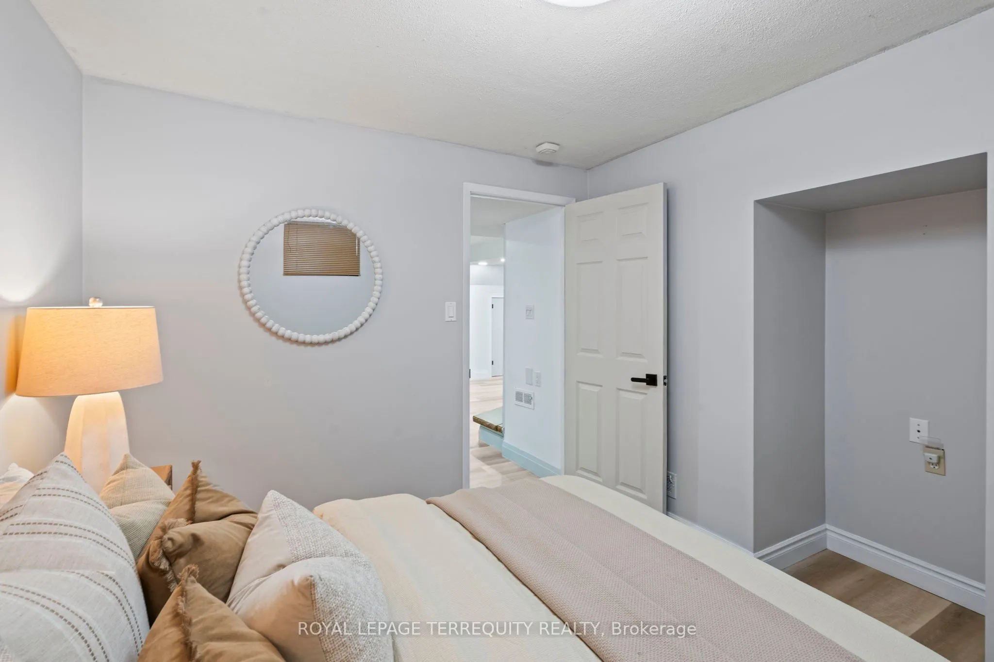 708 Aruba Crescent