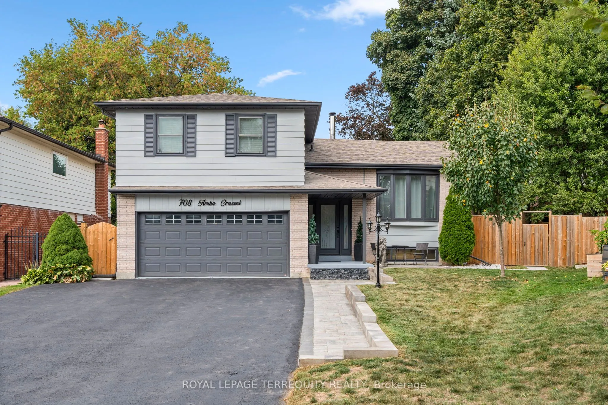 708 Aruba Crescent