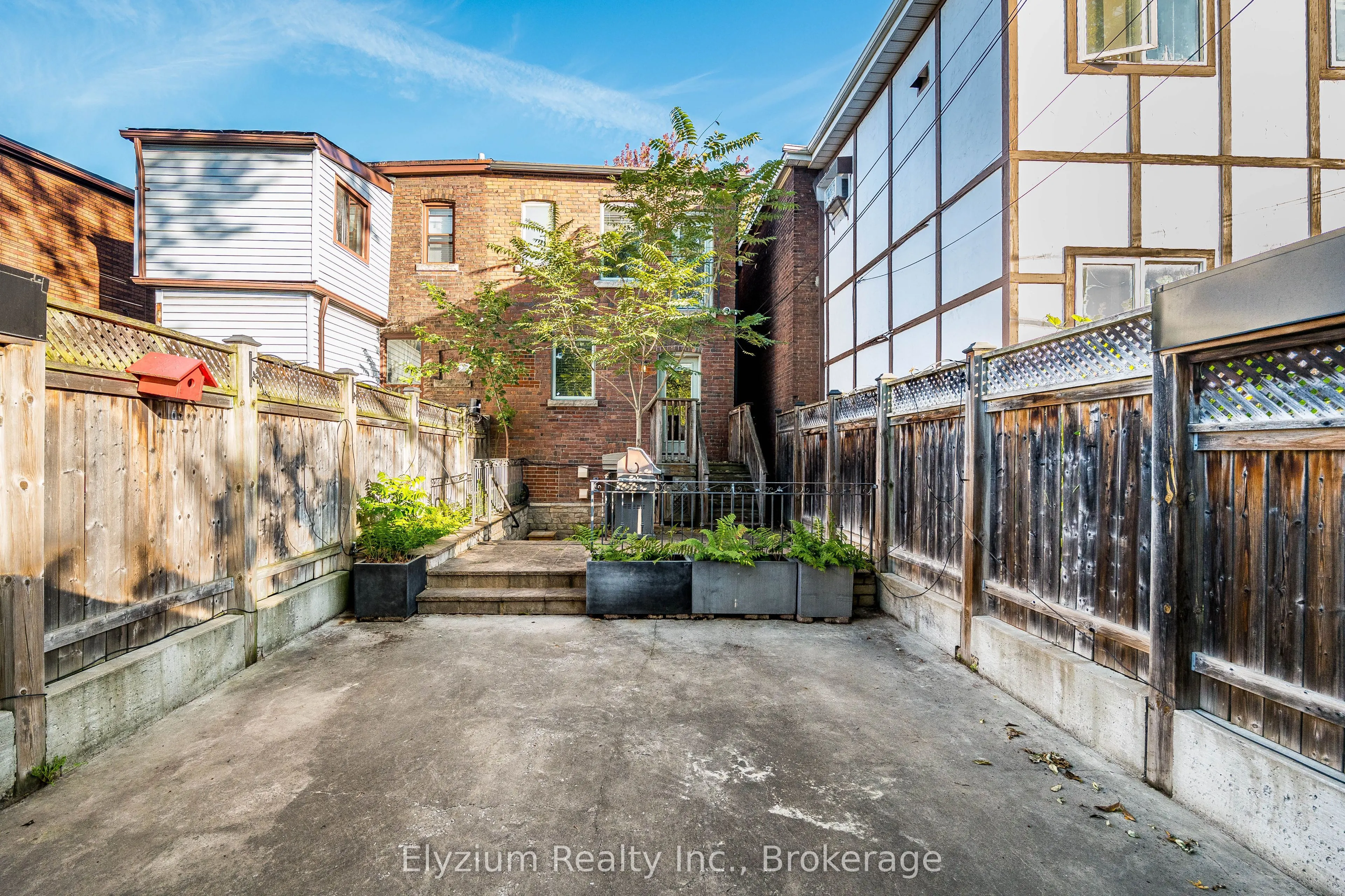 1107 Gerrard Street E