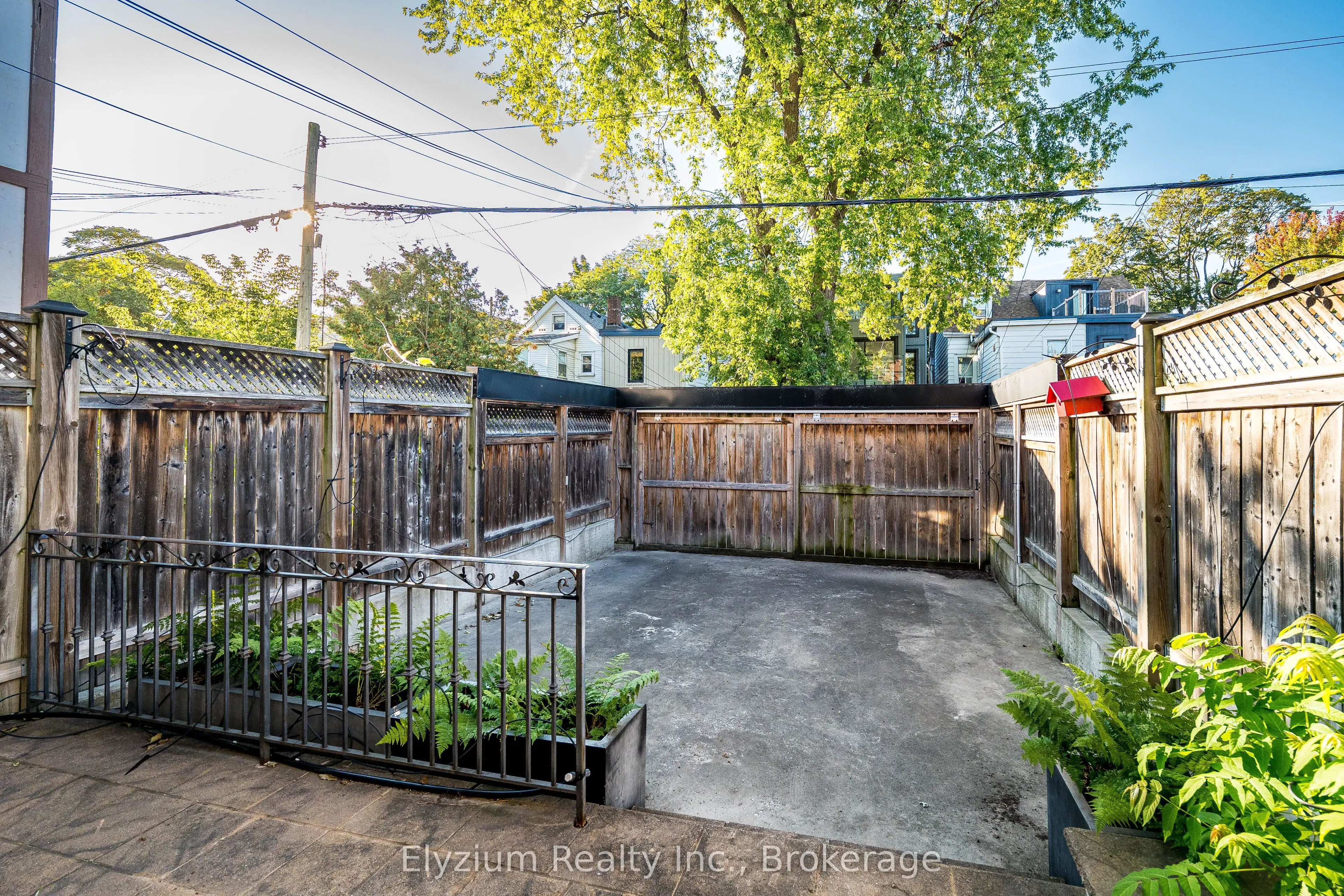 1107 Gerrard Street E