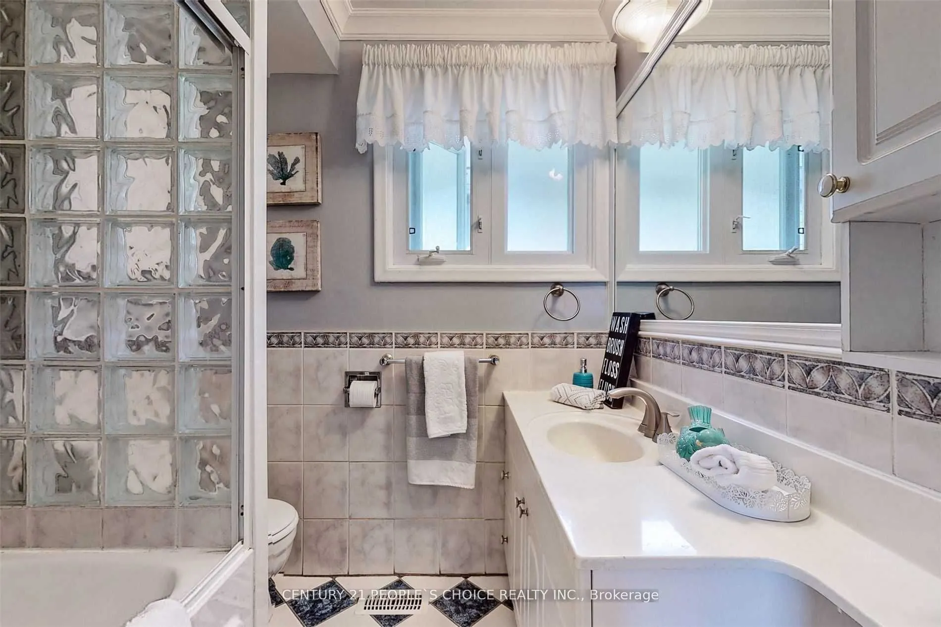 5 Mid Pines Road