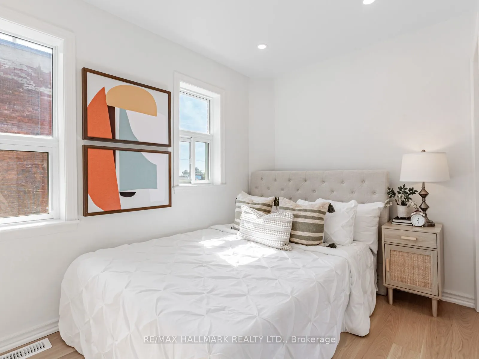 8 Redwood Avenue, #Main