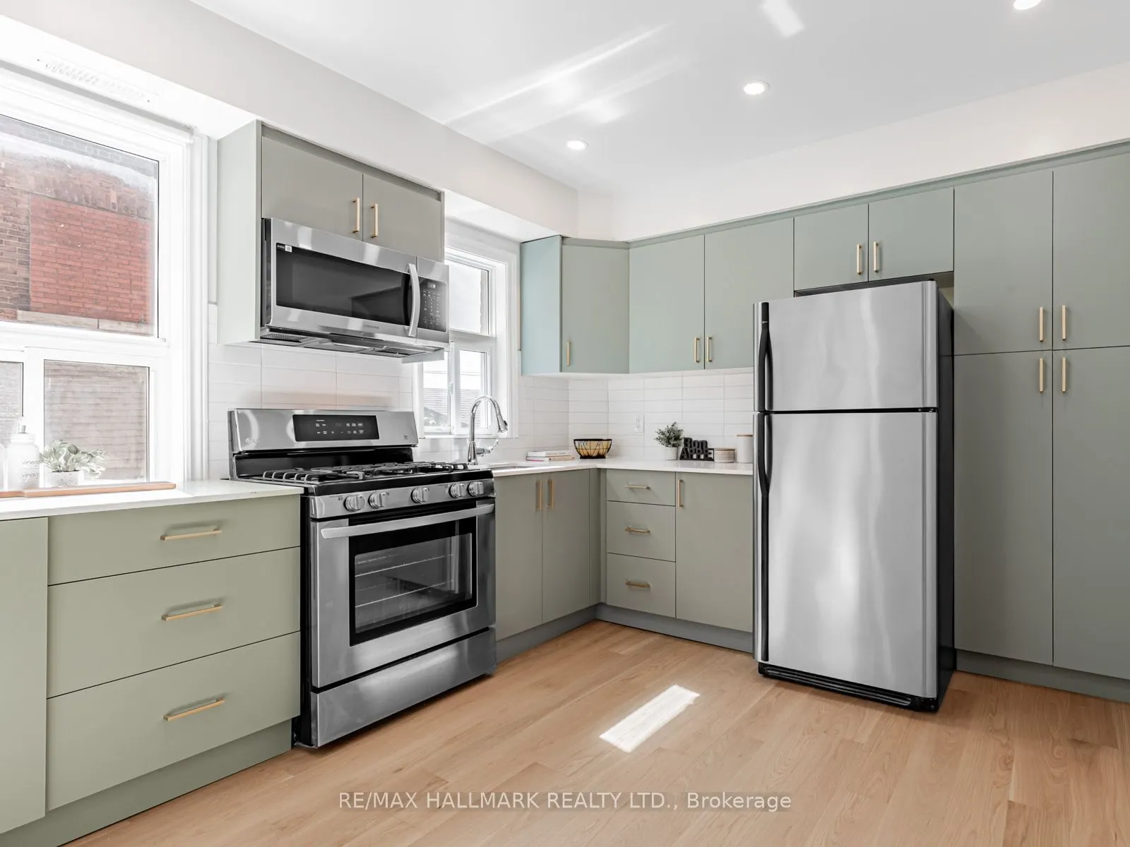 8 Redwood Avenue, #Main