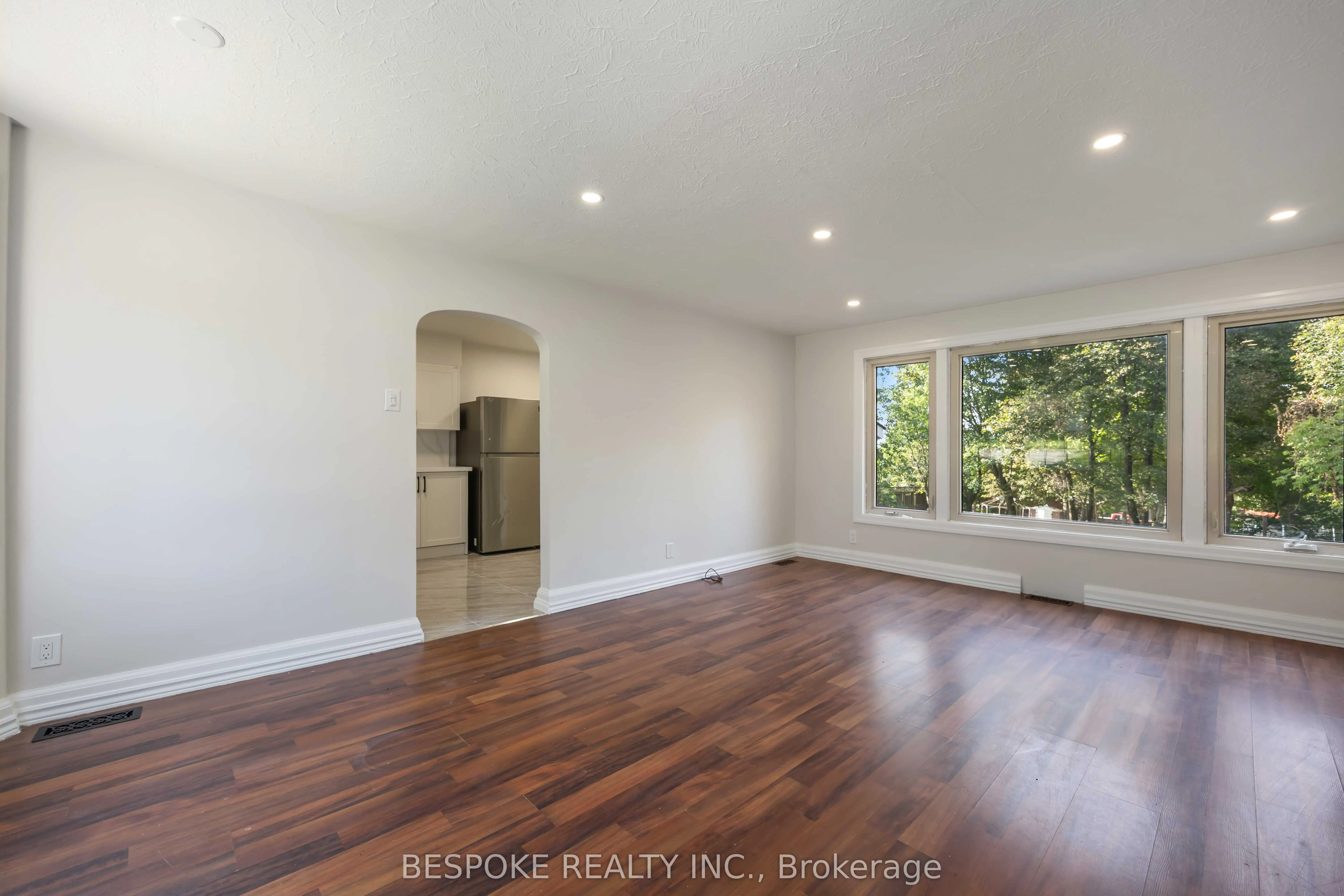28 Grandview Street N