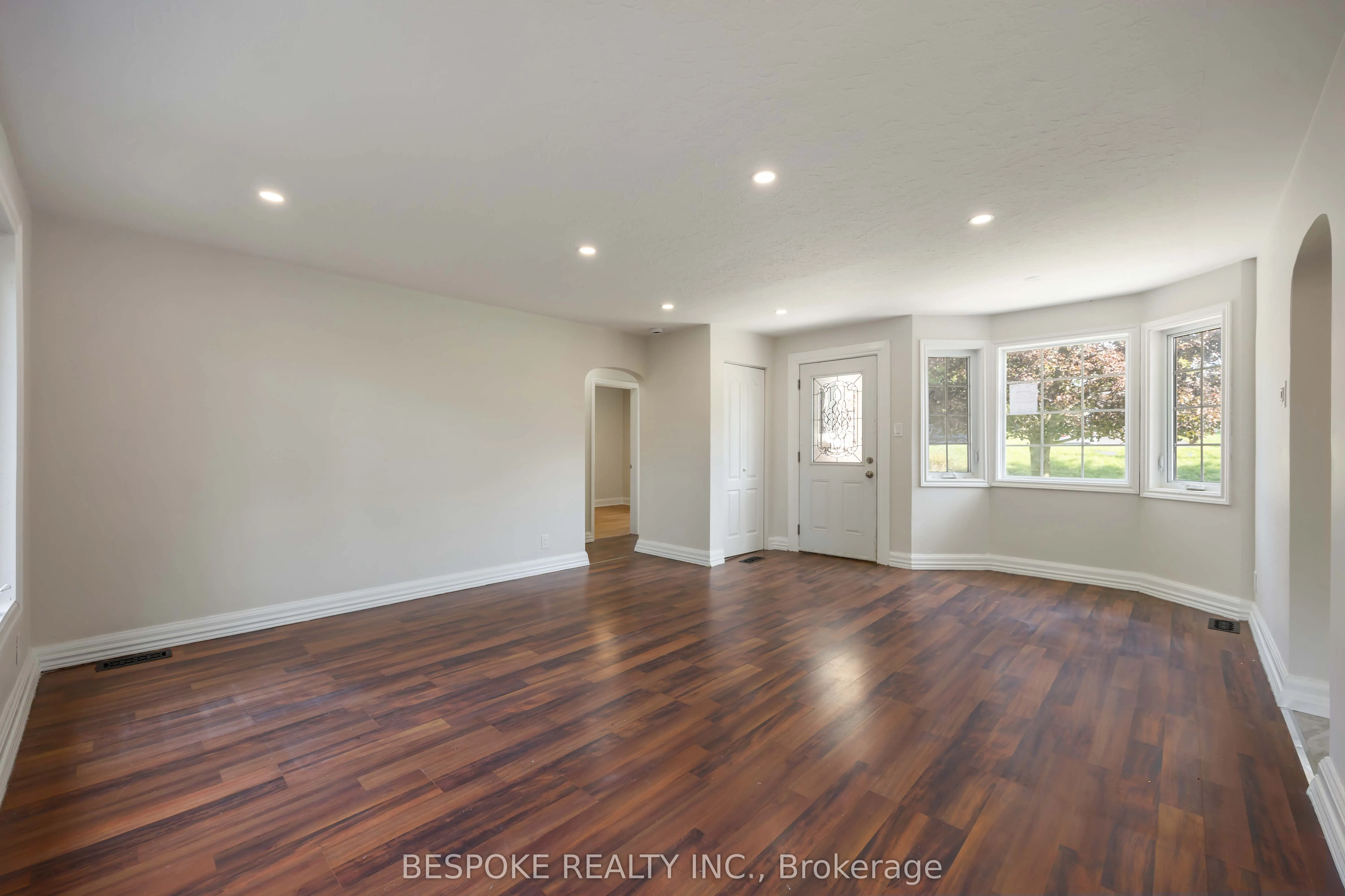 28 Grandview Street N