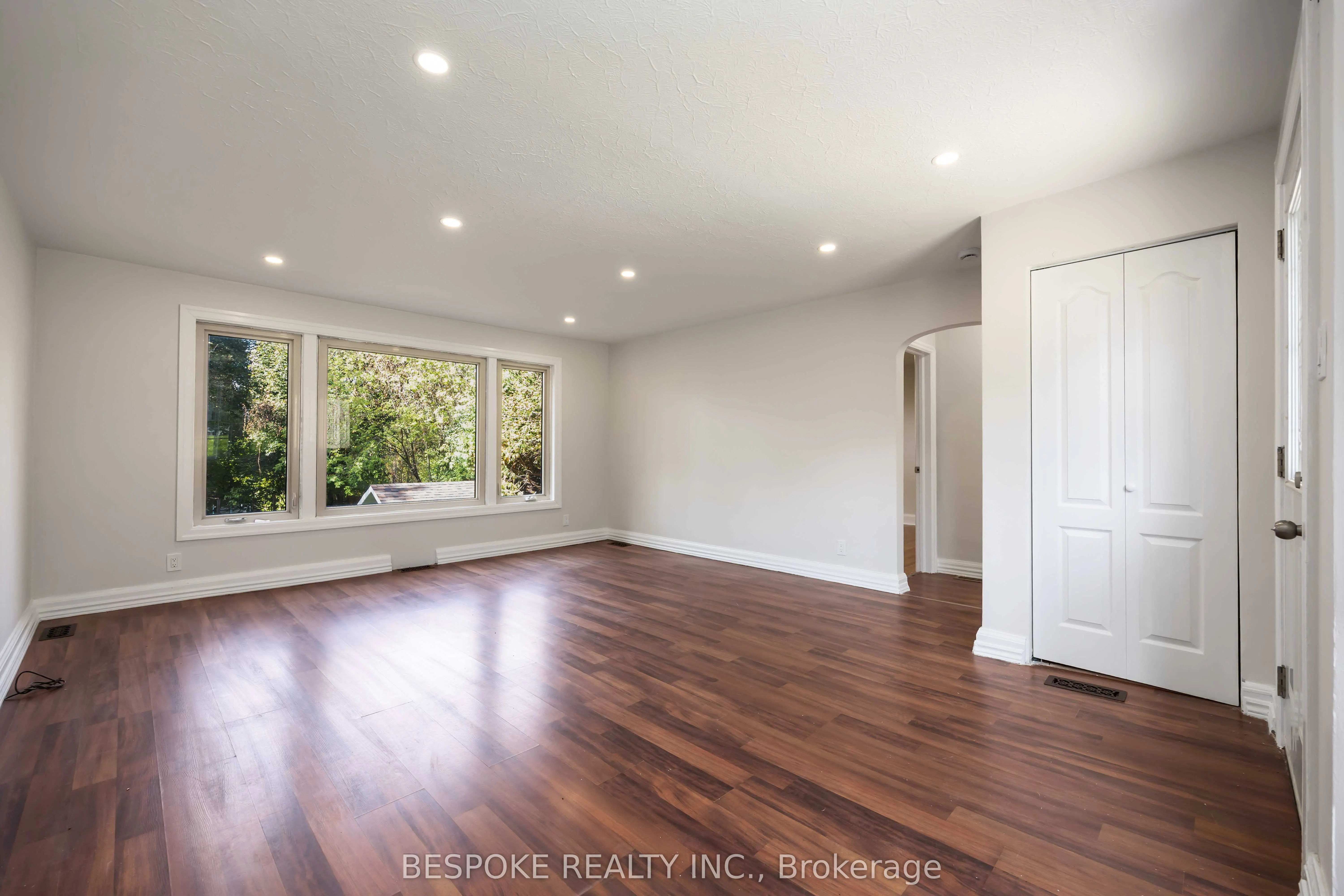 28 Grandview Street N