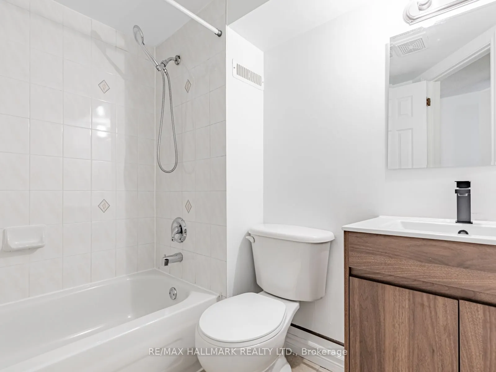 8 Redwood Avenue, #Lower