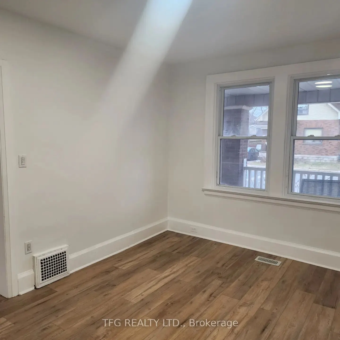 160 Adelaide Avenue E, #Main