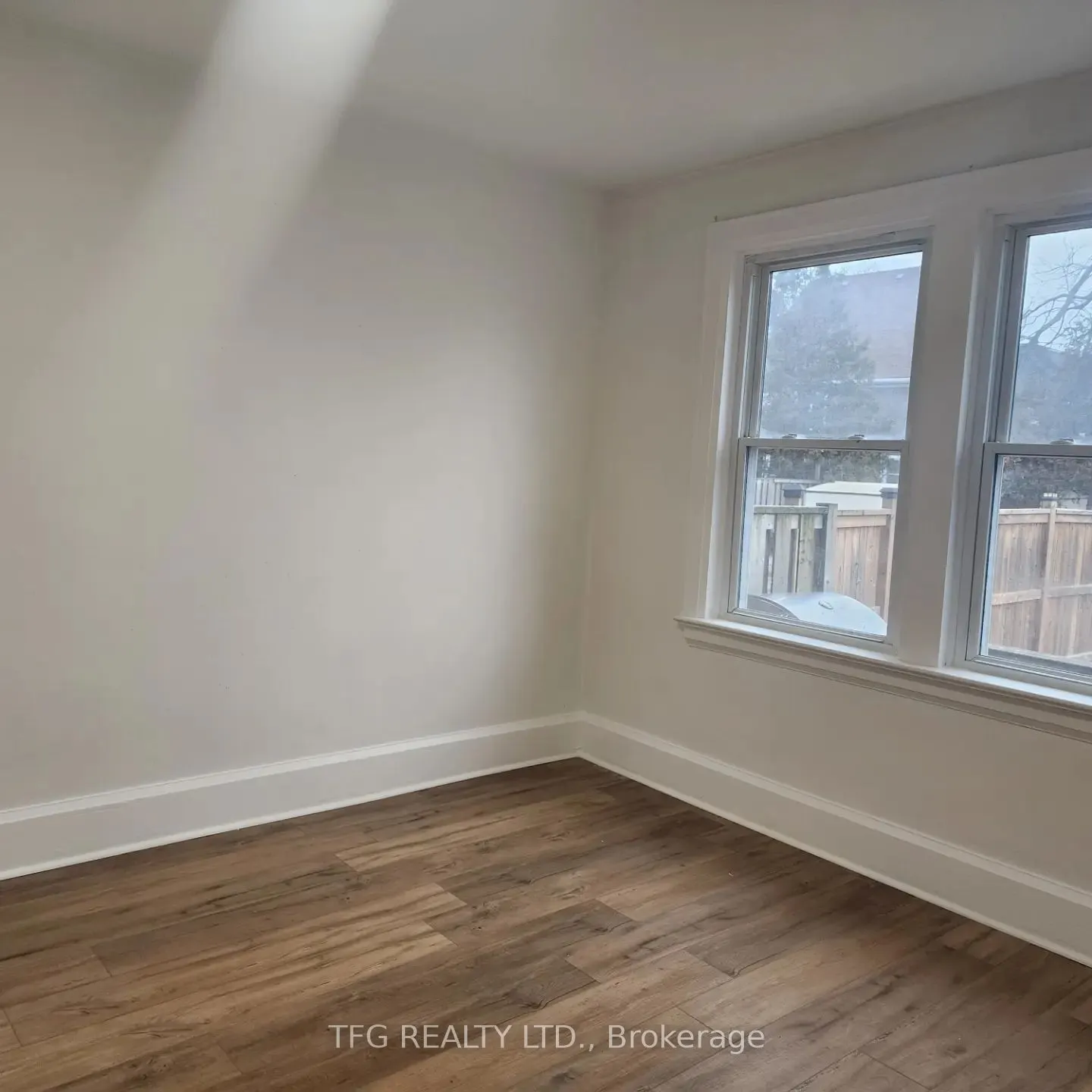 160 Adelaide Avenue E, #Main