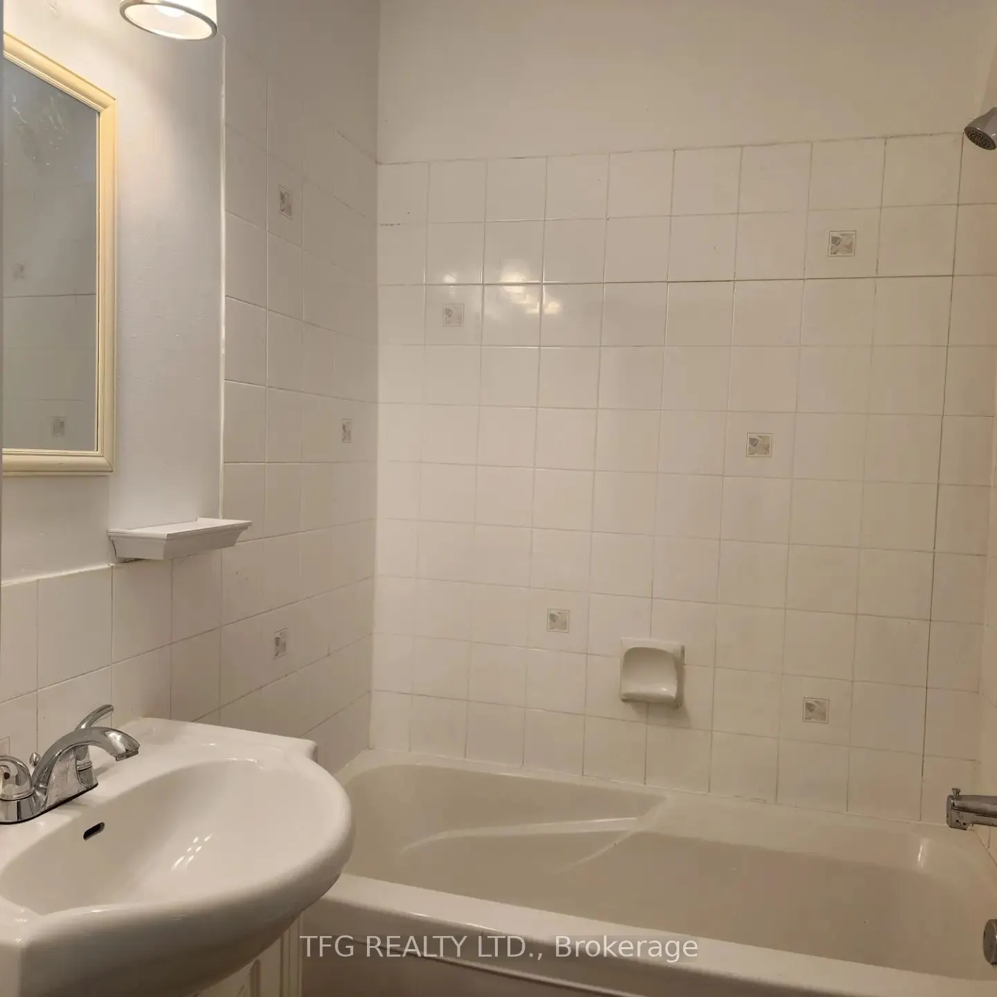 160 Adelaide Avenue E, #Main